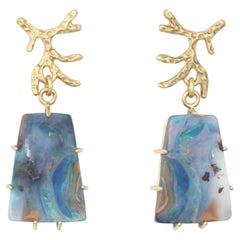 Boucles d'oreilles artisanales uniques en leur genre en or 18 carats et opale de roche noire précieuse