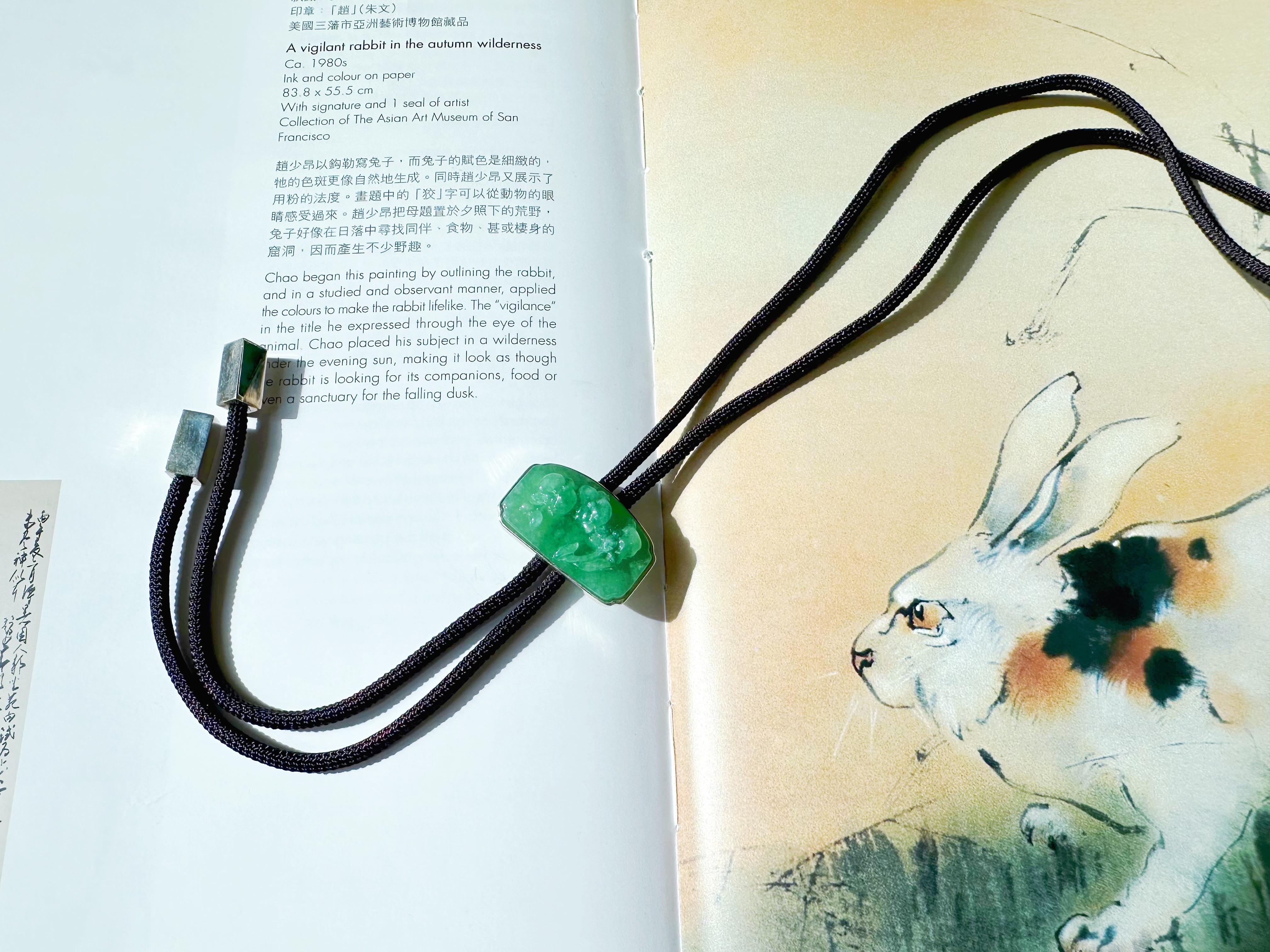 Collana con ciondolo di giada verde vivo e fiore di orchidea, realizzata a mano, con cordoncino in argento in vendita 8