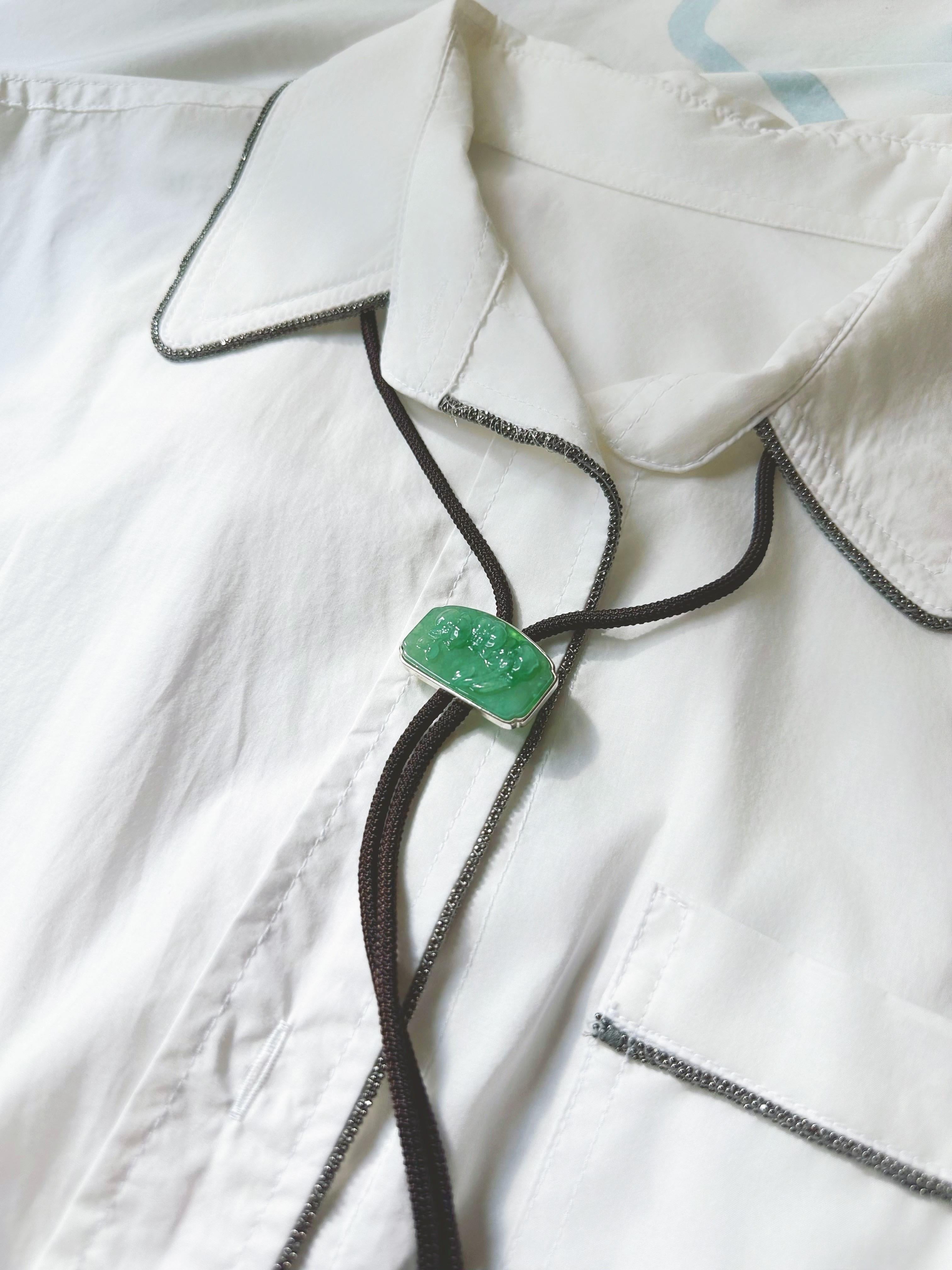 Eleva la tua collezione di gioielli con la nostra splendida collana con ciondolo in giada verde vivida e fiore di orchidea, realizzata a mano. Questo squisito pezzo combina magnificamente l'eleganza della natura con la maestria