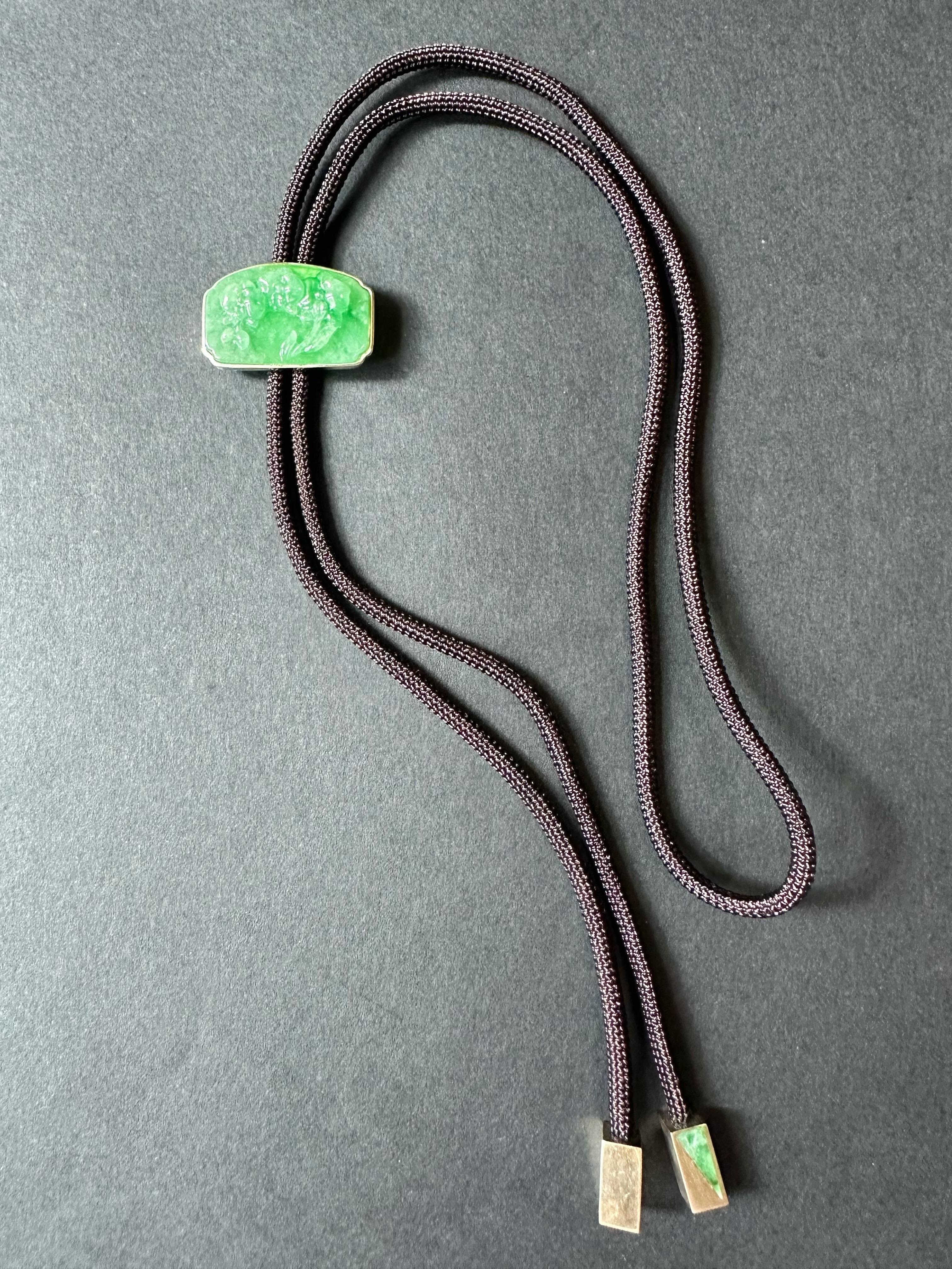 Art Nouveau Collana con ciondolo di giada verde vivo e fiore di orchidea, realizzata a mano, con cordoncino in argento in vendita