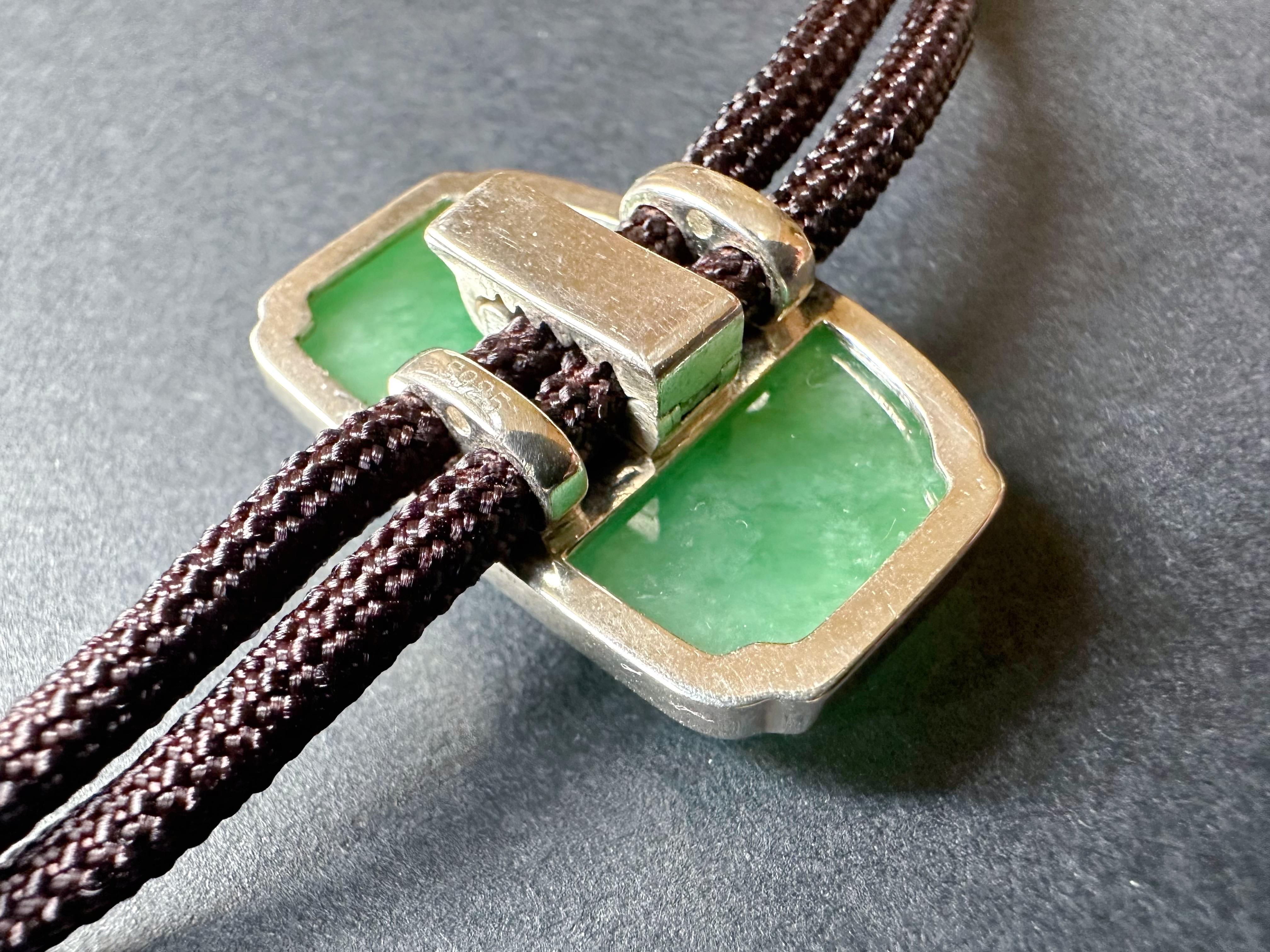 Taglio misto Collana con ciondolo di giada verde vivo e fiore di orchidea, realizzata a mano, con cordoncino in argento in vendita