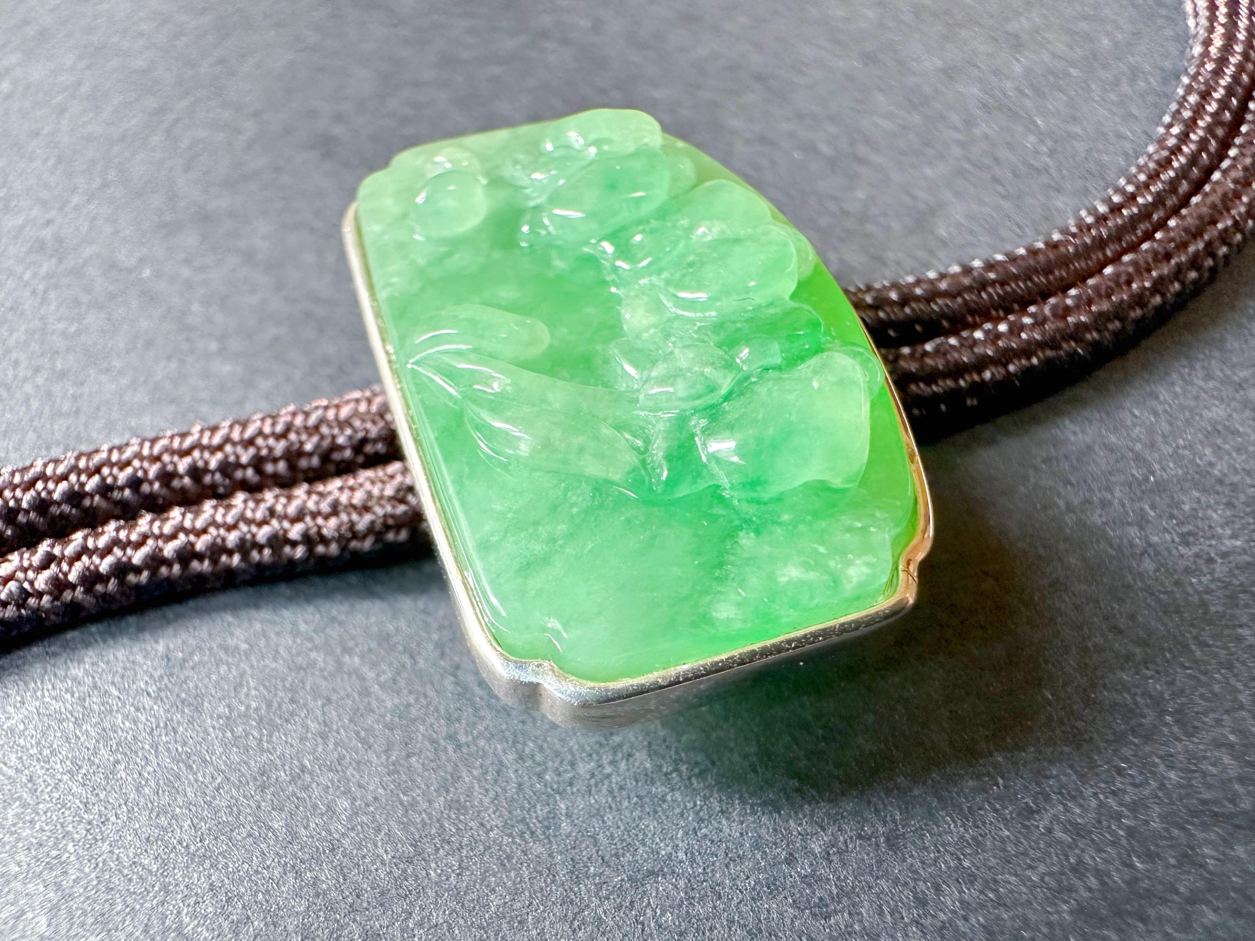 Collana con ciondolo di giada verde vivo e fiore di orchidea, realizzata a mano, con cordoncino in argento In condizioni Nuovo in vendita a Kowloon, HK