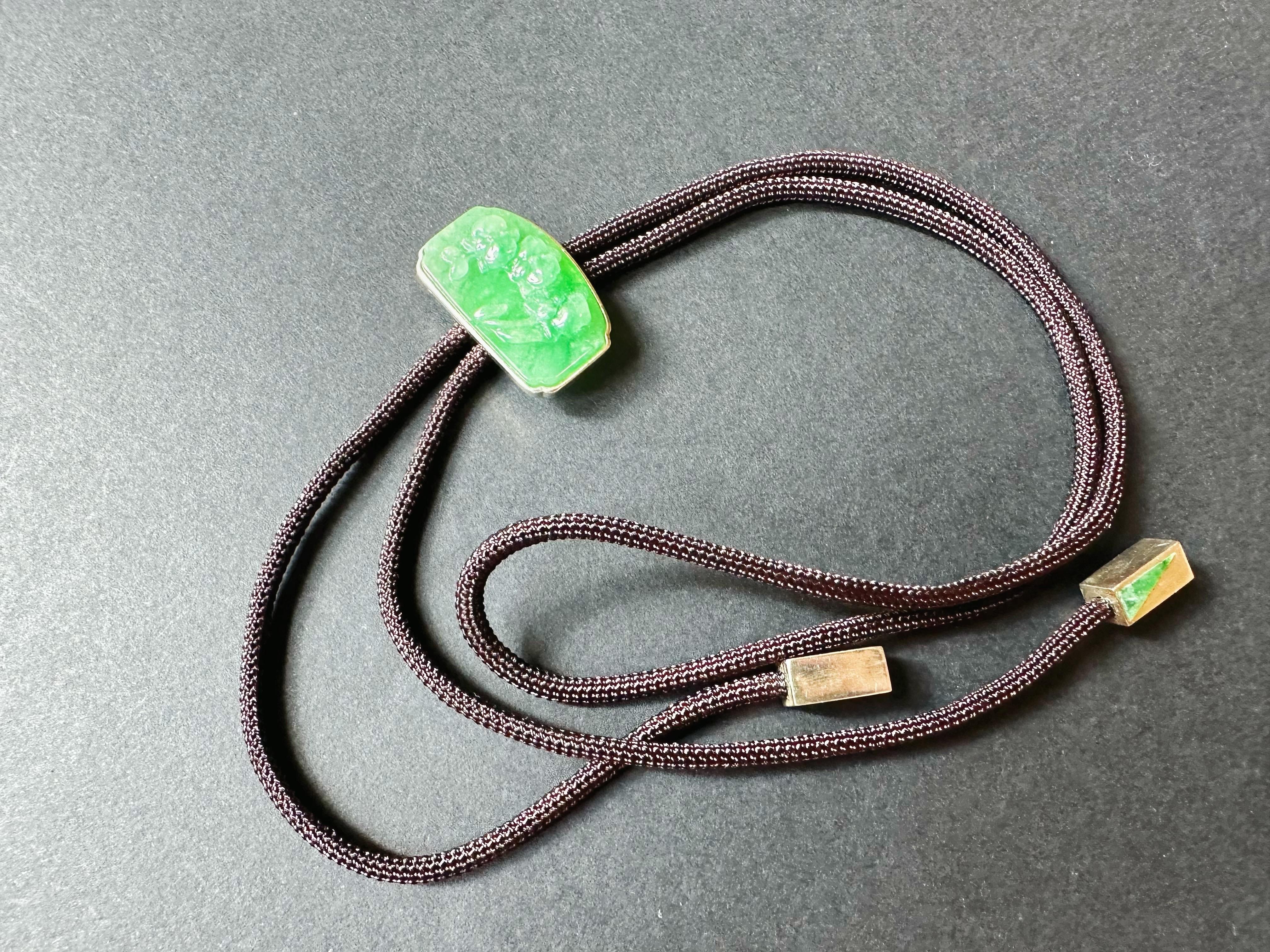 Collana con ciondolo di giada verde vivo e fiore di orchidea, realizzata a mano, con cordoncino in argento in vendita 1