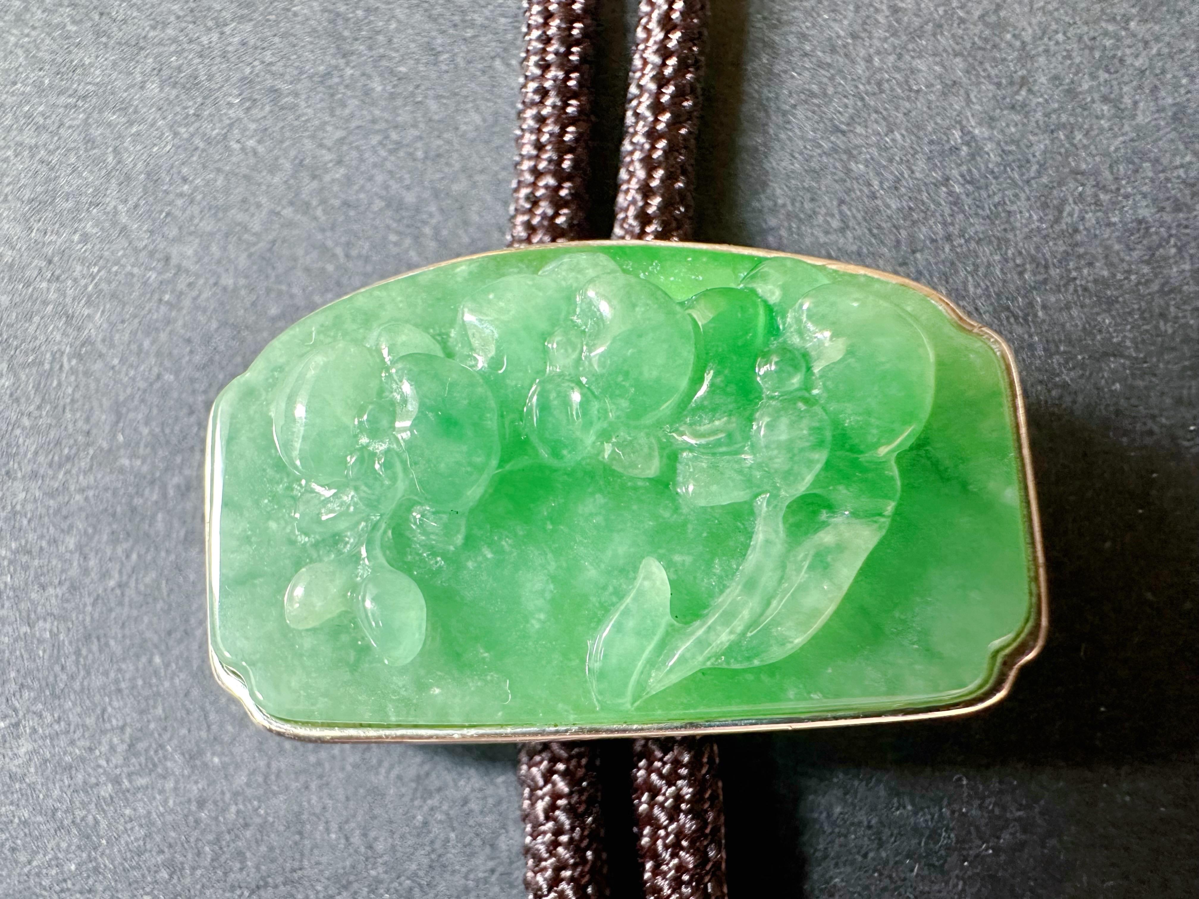Collana con ciondolo di giada verde vivo e fiore di orchidea, realizzata a mano, con cordoncino in argento in vendita 2