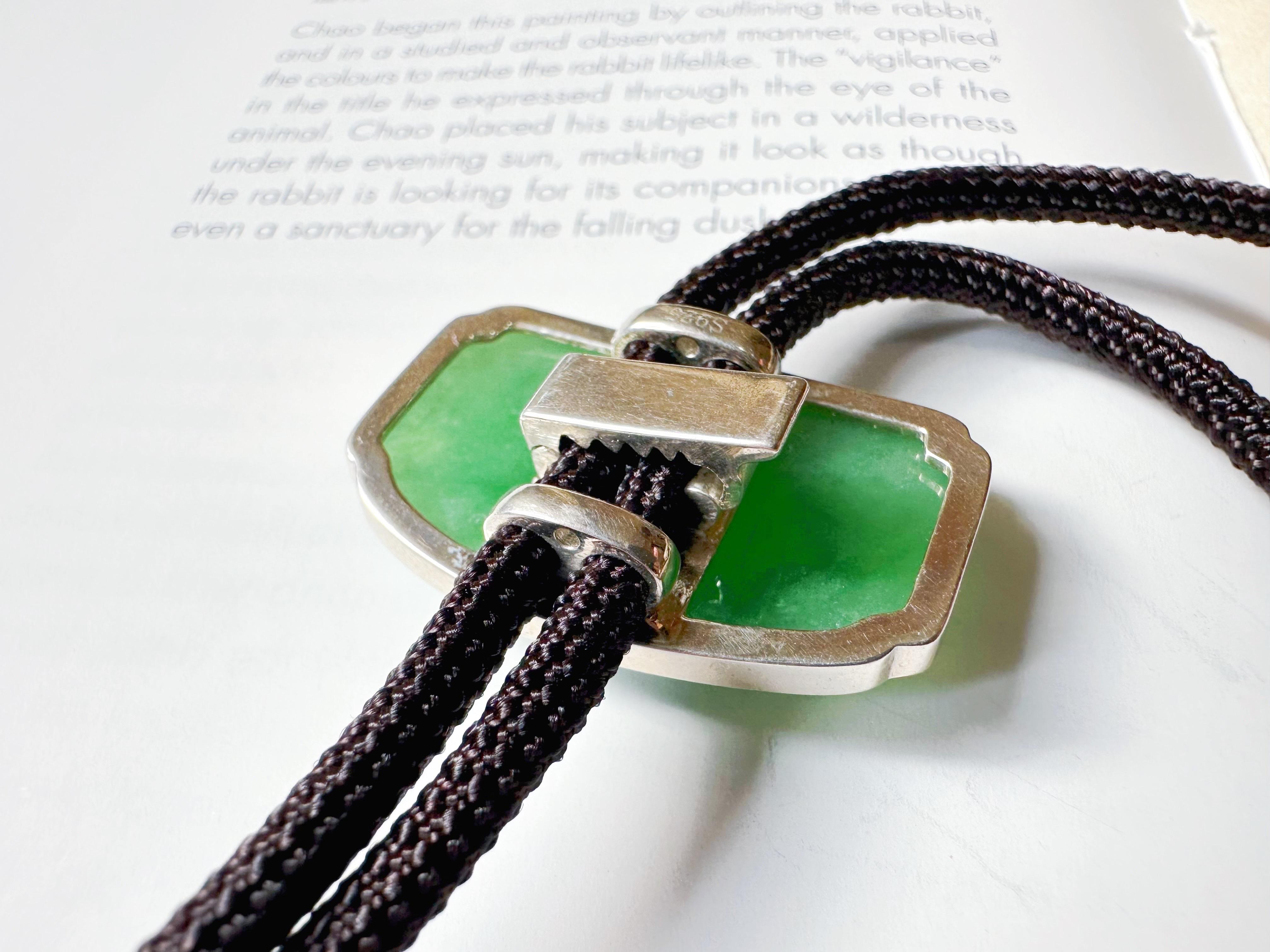 Collana con ciondolo di giada verde vivo e fiore di orchidea, realizzata a mano, con cordoncino in argento in vendita 3