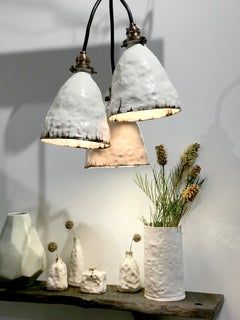 Lampe à suspension à trois abat-jour en porcelaine texturée organique et moderne, fabriquée à la main