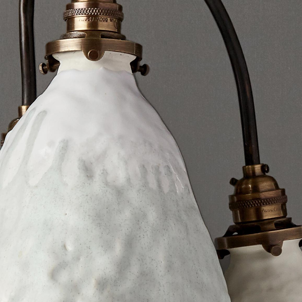 Américain Lampe à suspension à trois abat-jour en porcelaine texturée organique et moderne, fabriquée à la main en vente