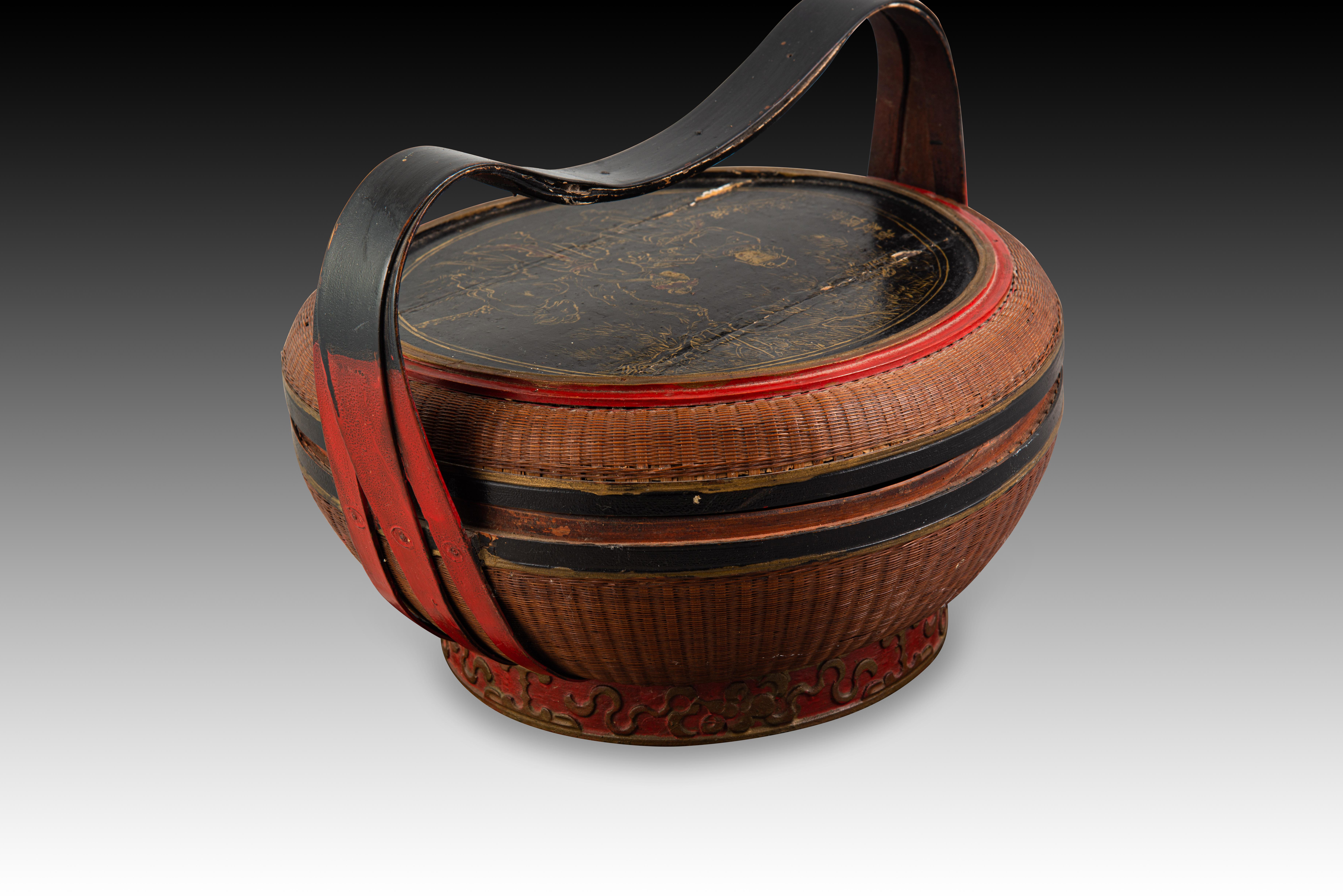 Handcrafted oriental basket. Around 1950. In Fair Condition For Sale In Madrid, ES