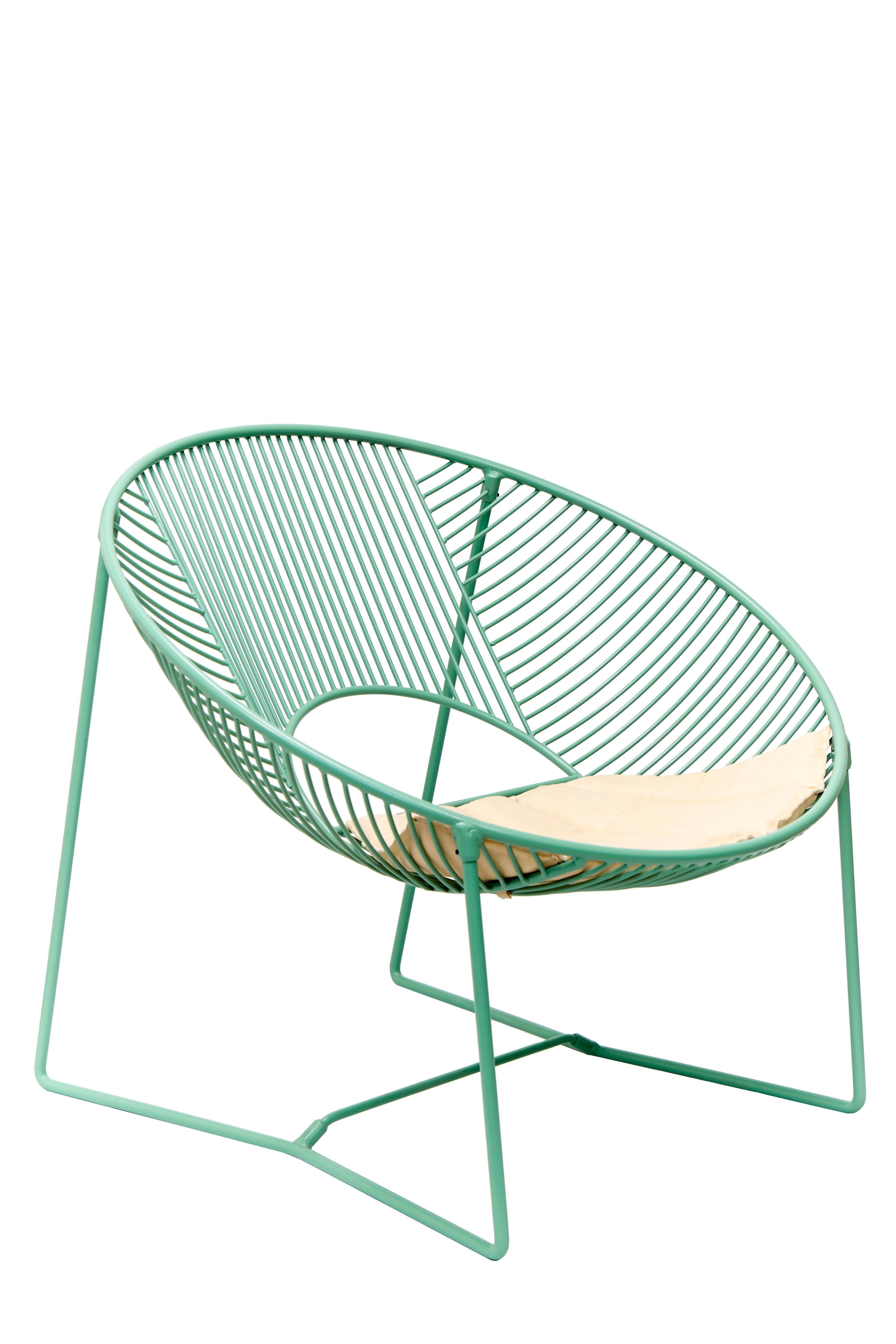 Cette chaise longue d'extérieur est une création unique de León León Design de Mexico.
Il est doté d'une structure solide en acier peint par poudrage et peut être utilisé à l'intérieur ou à l'extérieur.

Fabriquée à la main en petites séries, chaque