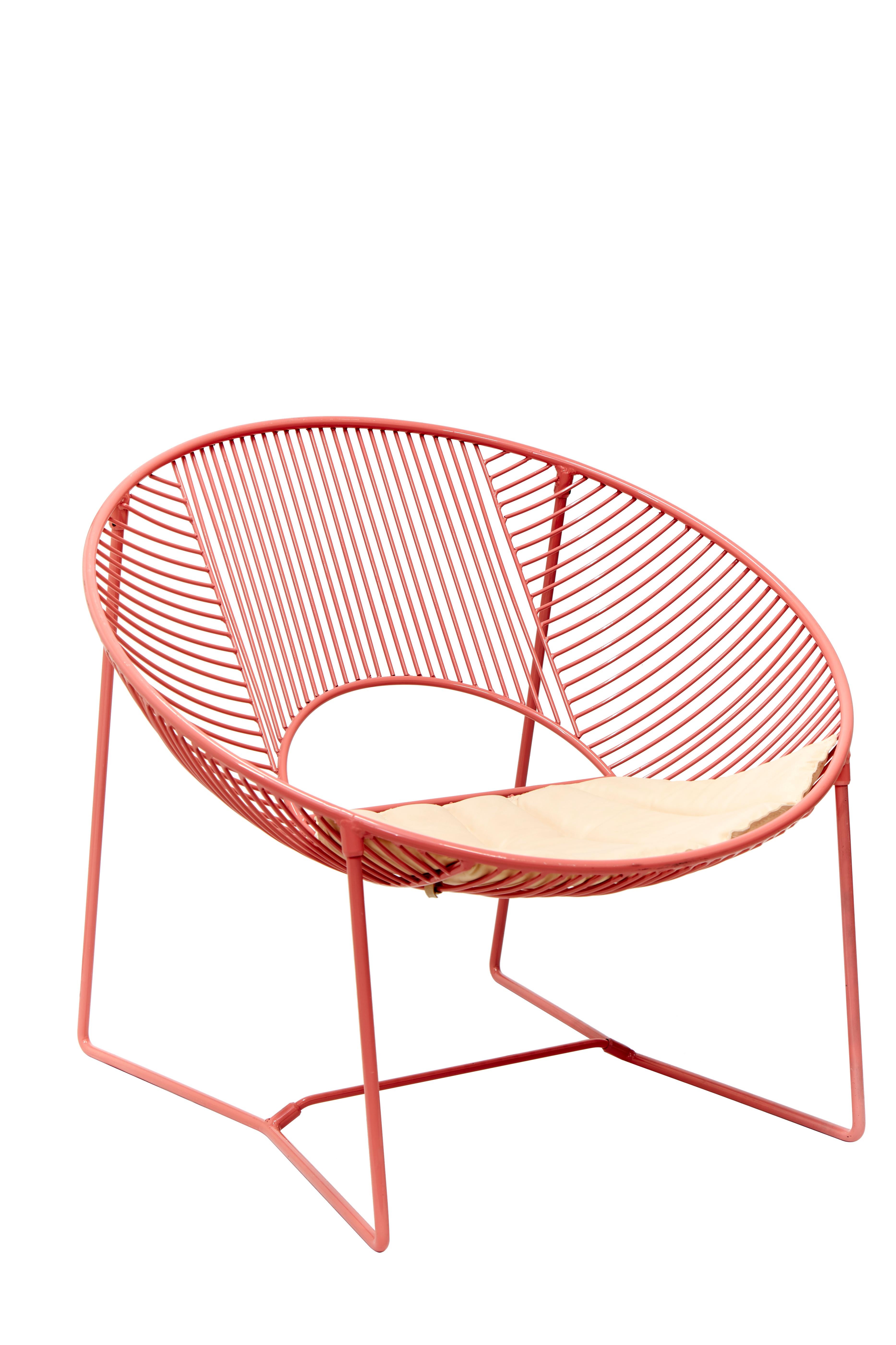 Cette chaise longue d'extérieur est une création unique de León León Design de Mexico.
Il est doté d'une structure solide en acier peint par poudrage et peut être utilisé à l'intérieur ou à l'extérieur.

Fabriquée à la main en petites séries, chaque