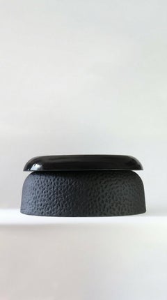 Table basse ovale en pierre moulée noire fabriquée à la main par Alentes Atelier, Grèce