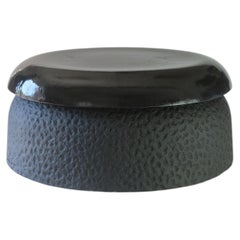 Table basse ovale en pierre moulée noire fabriquée à la main par Alentes Atelier, Grèce