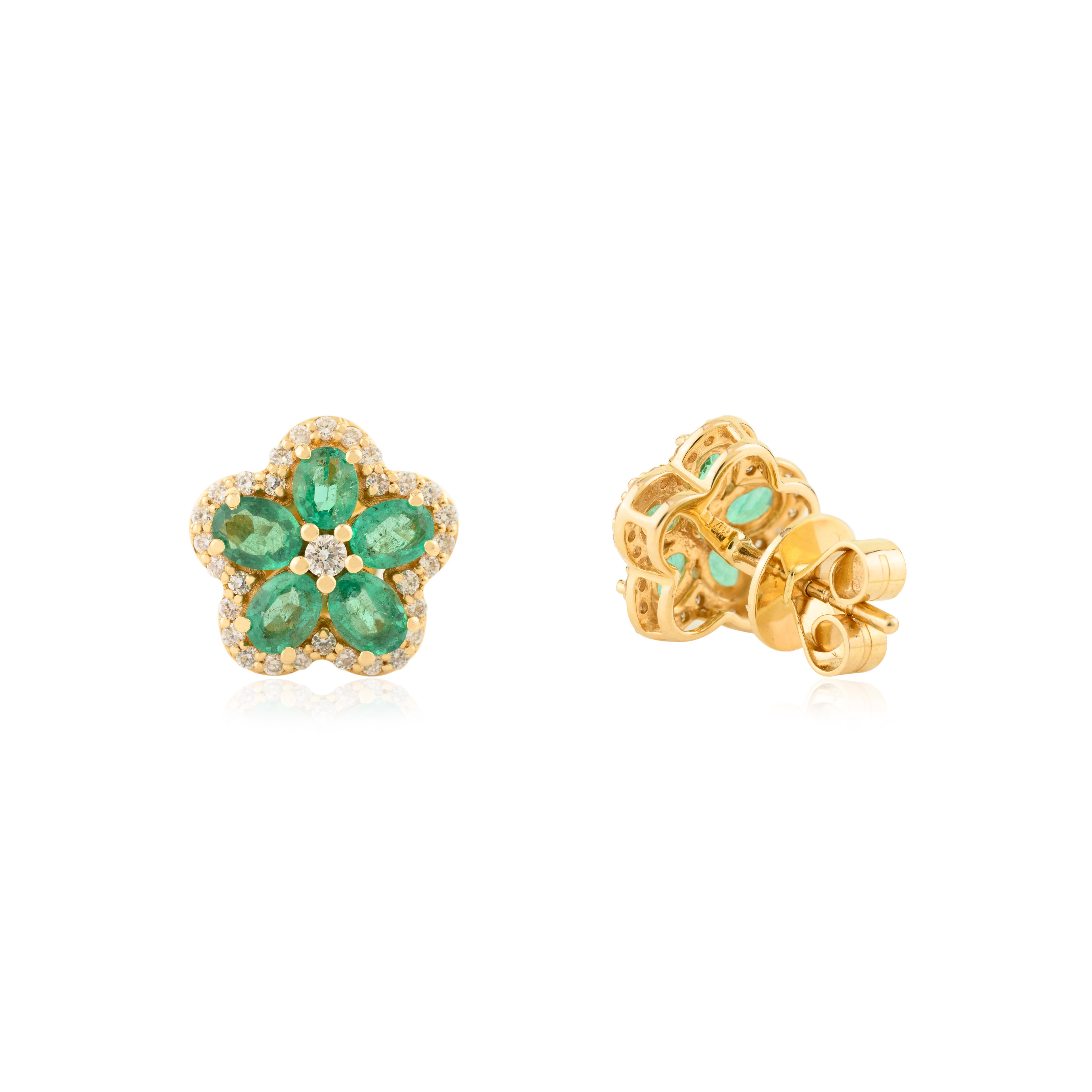 Modernista Orecchini a perno con smeraldo ovale e fiori, realizzati a mano in oro giallo 14 carati con diamanti in vendita