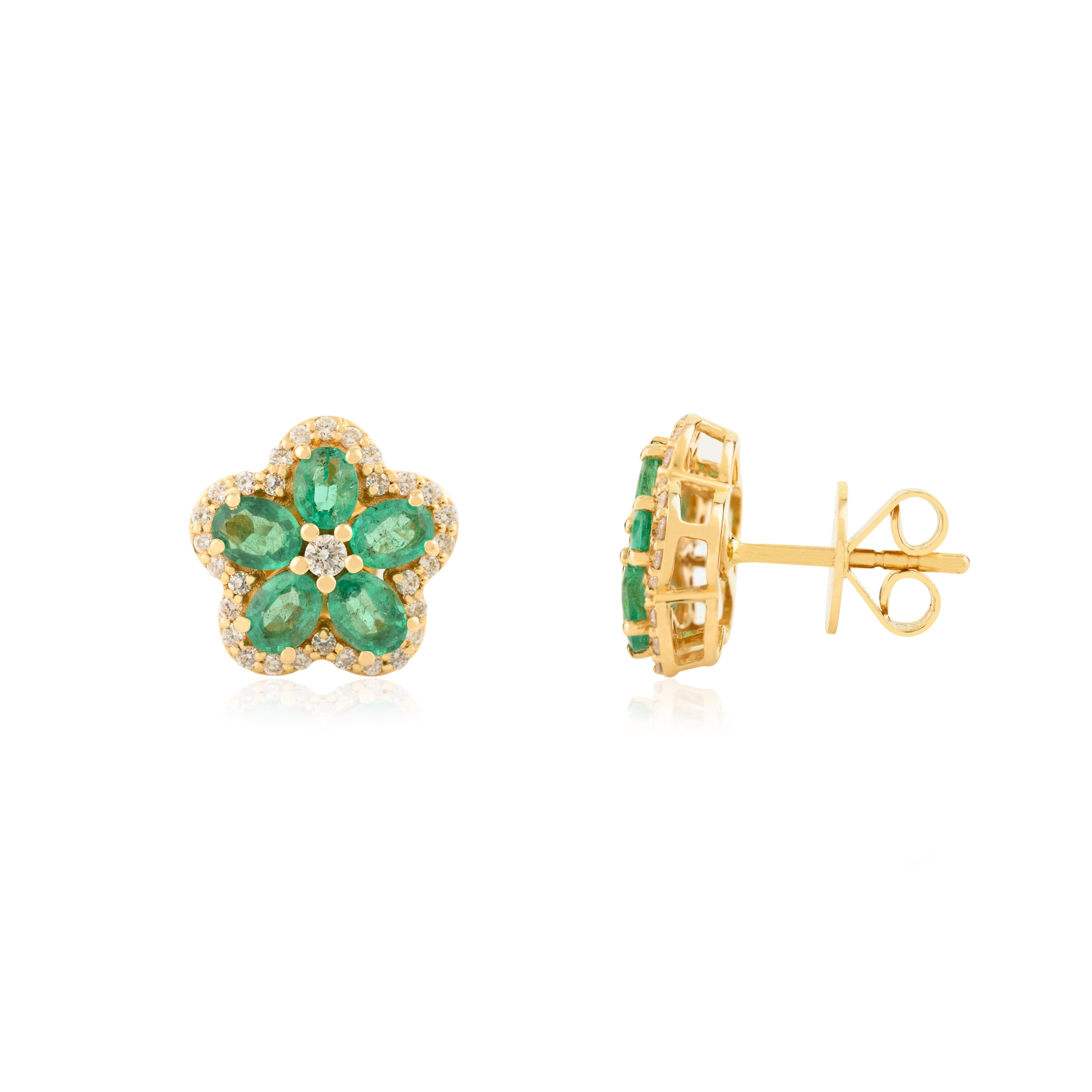 Orecchini a perno con smeraldo ovale e fiori, realizzati a mano in oro giallo 14 carati con diamanti In condizioni Nuovo in vendita a New York, NY