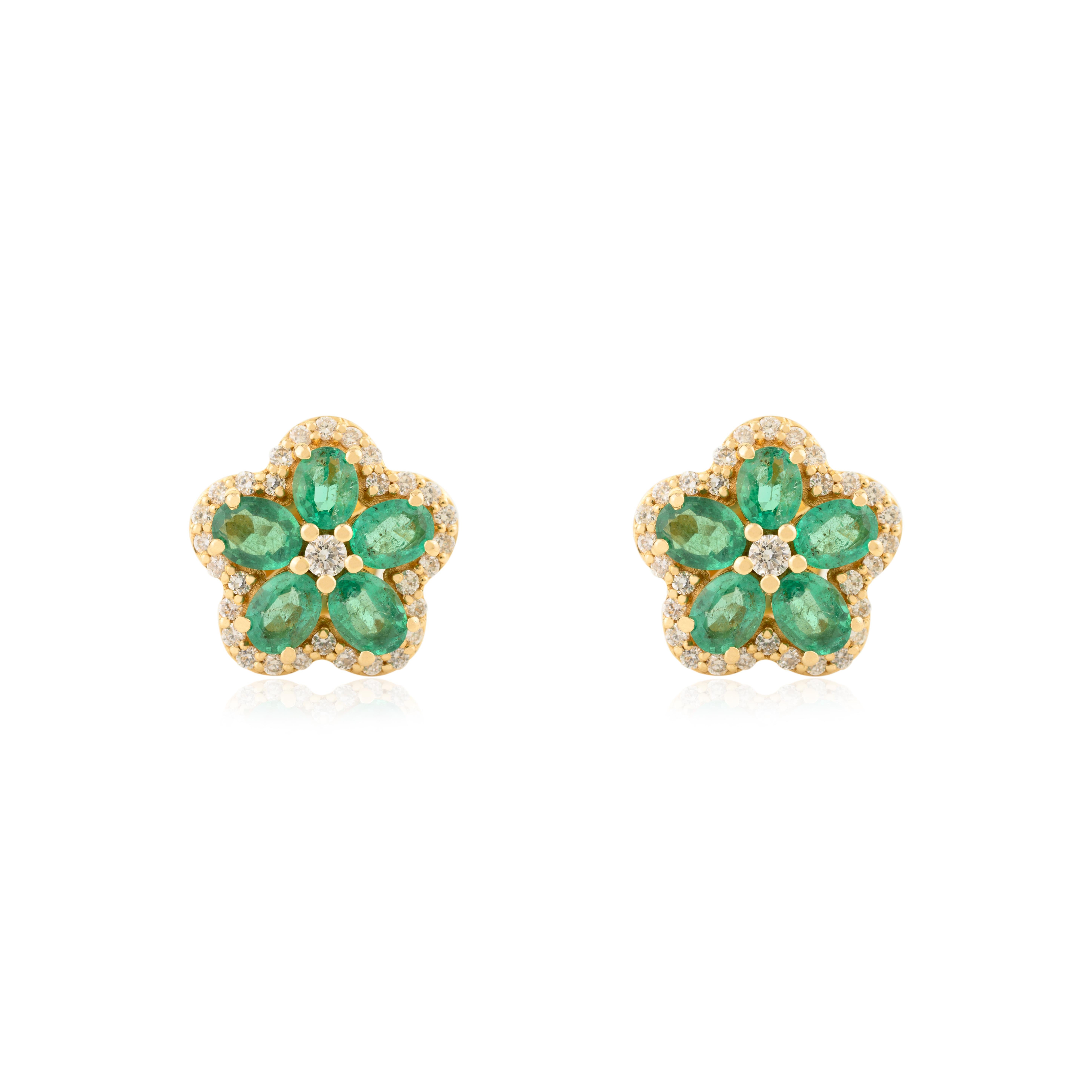 Orecchini a perno con smeraldo ovale e fiori, realizzati a mano in oro giallo 14 carati con diamanti in vendita 1