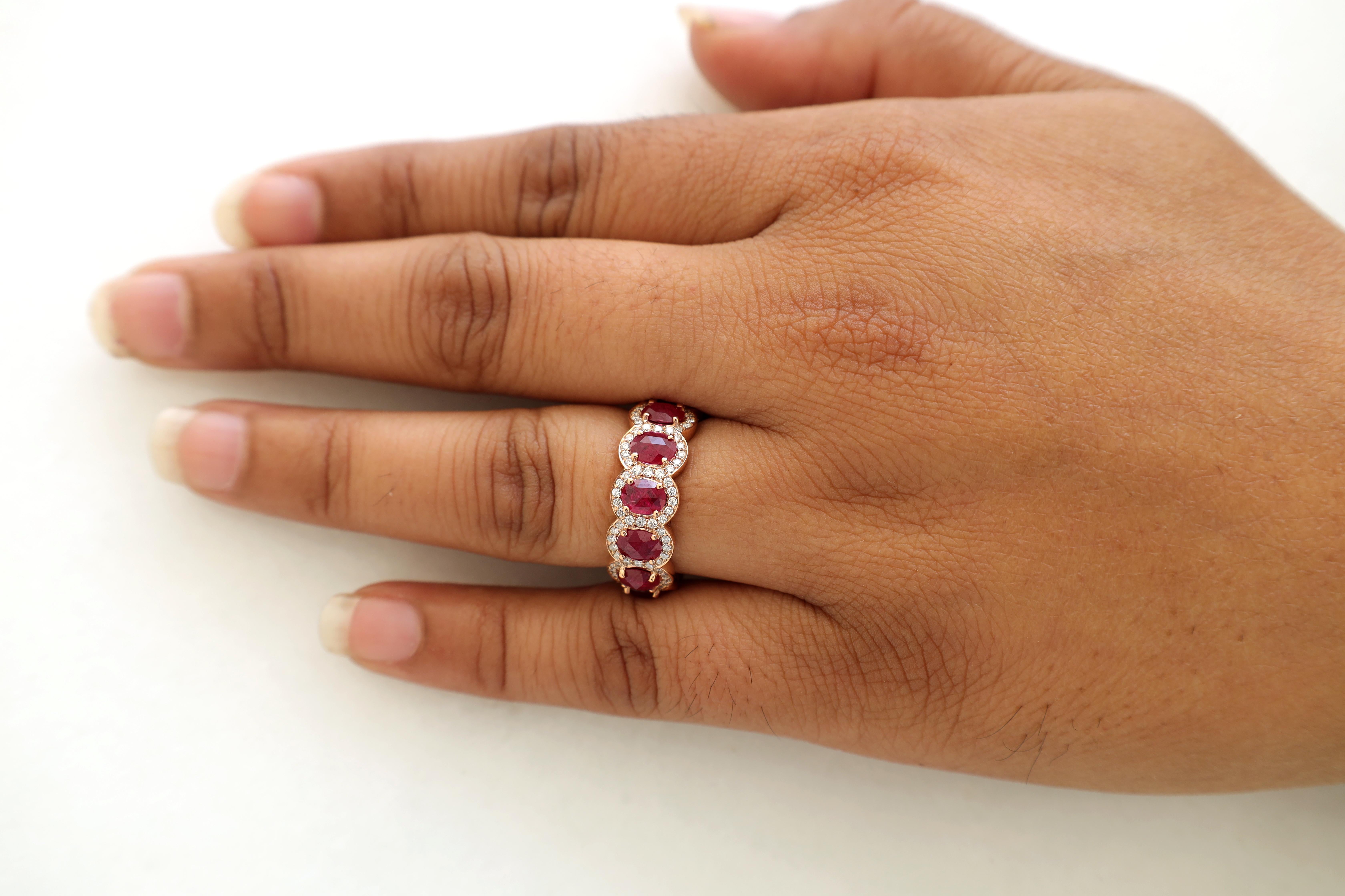 Taglio ovale Fascia di rubini ovali lavorati a mano con diamante brillante taglio rotondo in vendita