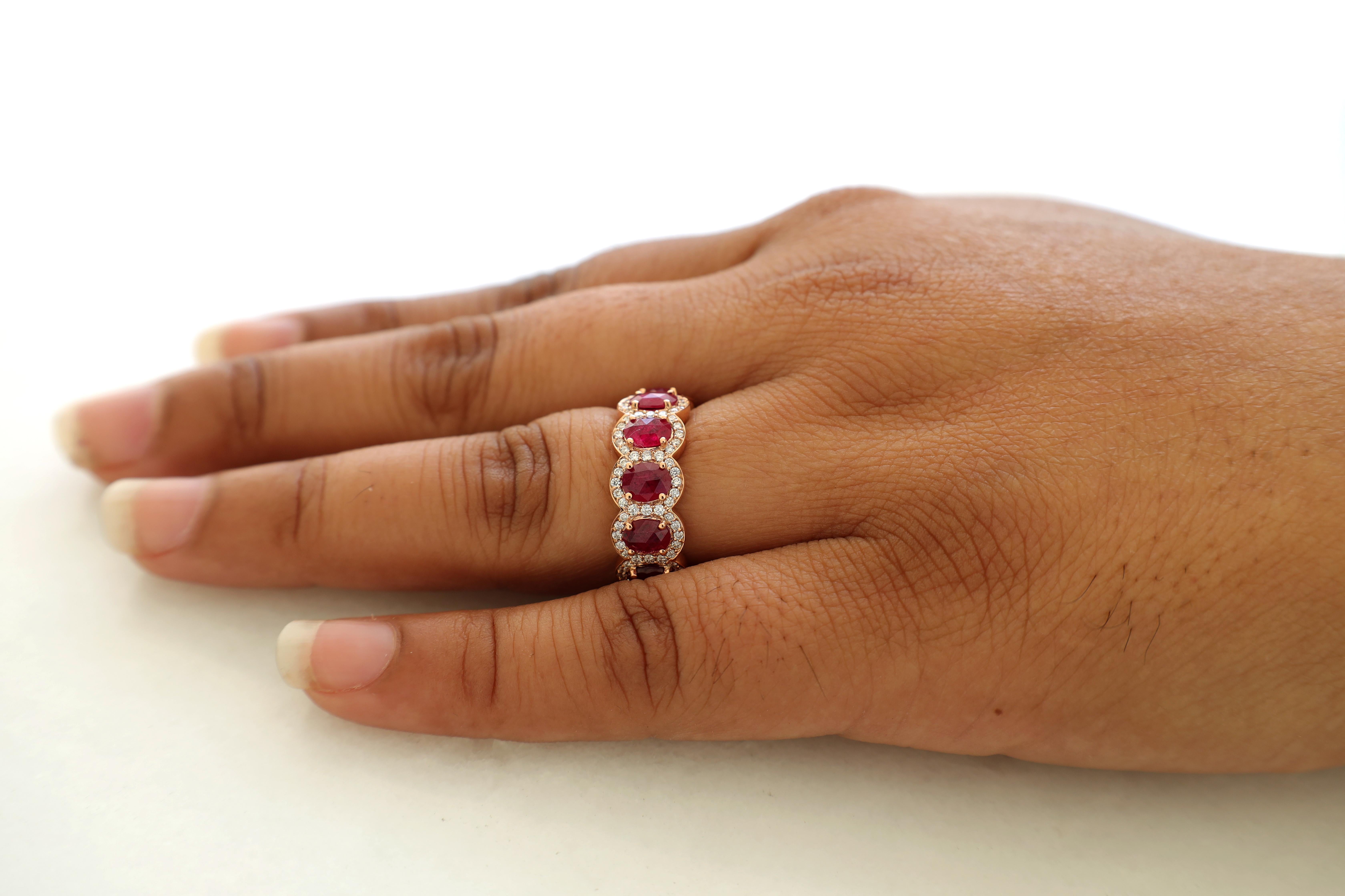 Handcrafted Oval Ruby Band with Brilliant Round Cut Diamond In New Condition For Sale In Jaipur, Rajasthan