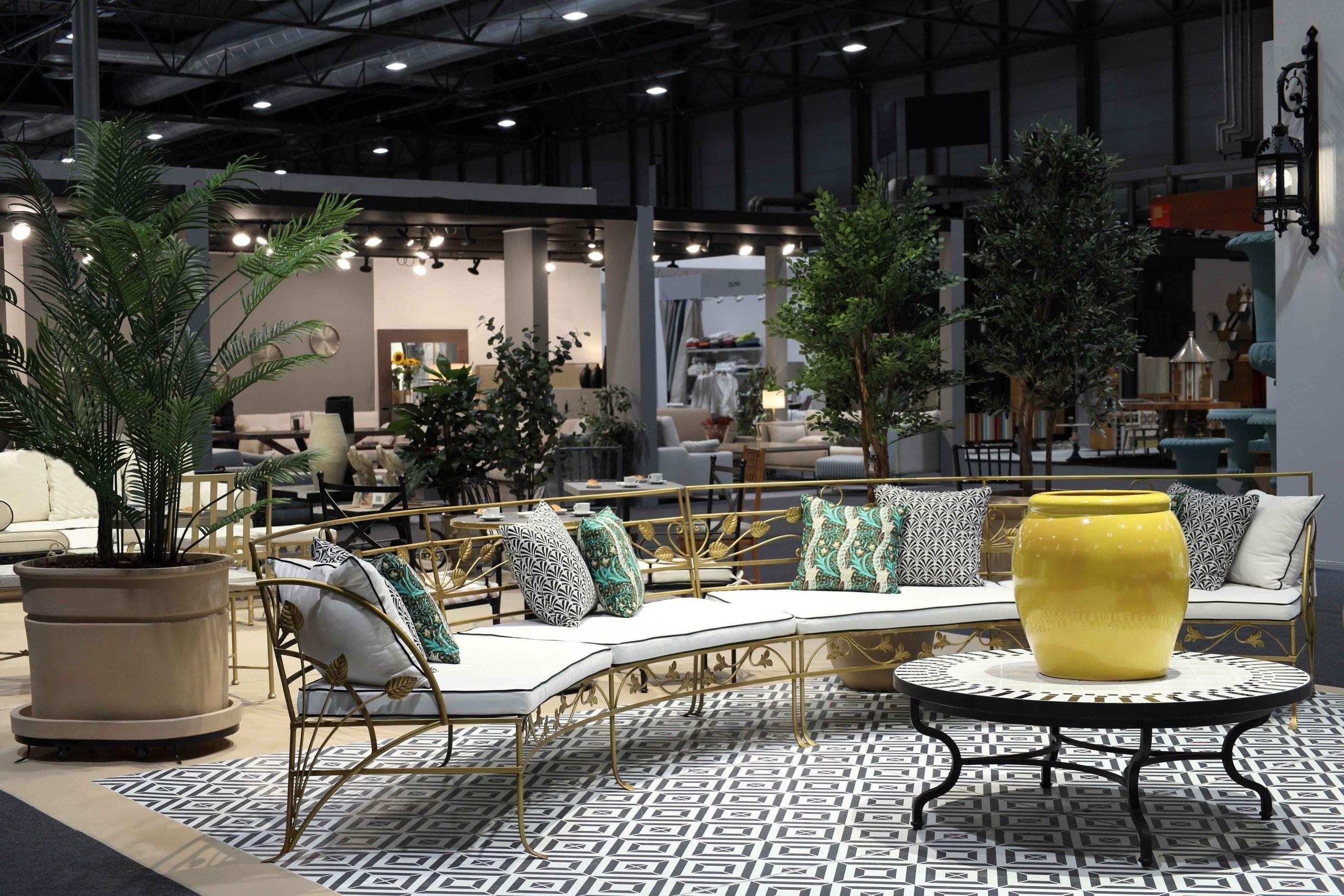 496 Élevez votre maison ou votre jardin avec ces exquises jardinières surdimensionnées en terre cuite, chacune témoignant de l'art et du dévouement de notre équipe d'artisans. Ces jardinières ne sont pas de simples contenants pour vos plantes