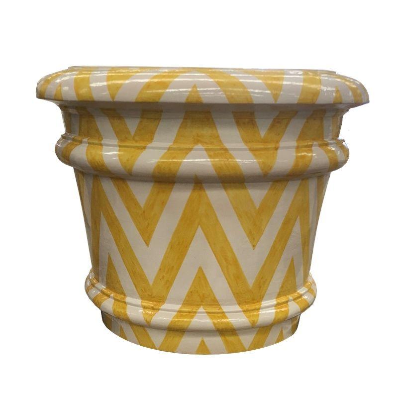 Fioriere in terracotta smaltata sovradimensionate realizzate a mano con design geometrico di grandi dimensioni in vendita 4