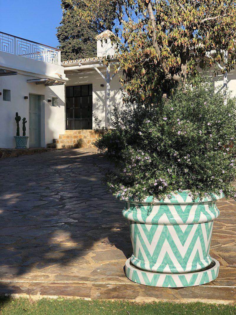 Argilla Fioriere in terracotta smaltata sovradimensionate realizzate a mano con design geometrico di grandi dimensioni in vendita