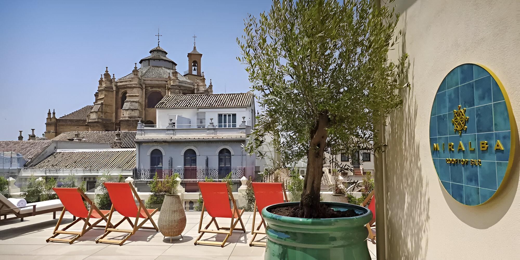 Verschönern Sie Ihr Haus oder Ihren Garten mit diesen exquisiten, glasierten Terrakotta-Pflanzgefäßen in Übergröße, von denen jedes ein Zeugnis der Kunstfertigkeit und des Engagements unseres Handwerkerteams ist. Diese Pflanzgefäße sind nicht