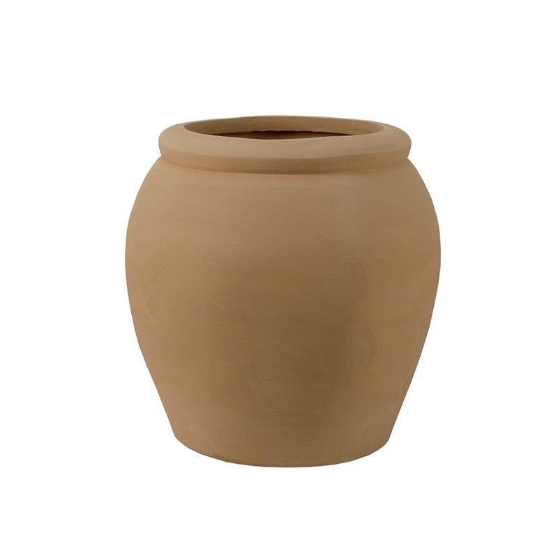45 Eleva tu hogar o jardín con estas exquisitas macetas de terracota natural de gran tamaño, cada una de ellas testimonio del arte y la dedicación de nuestro equipo de artesanos. Estas macetas no son meros recipientes para tus queridas plantas; son