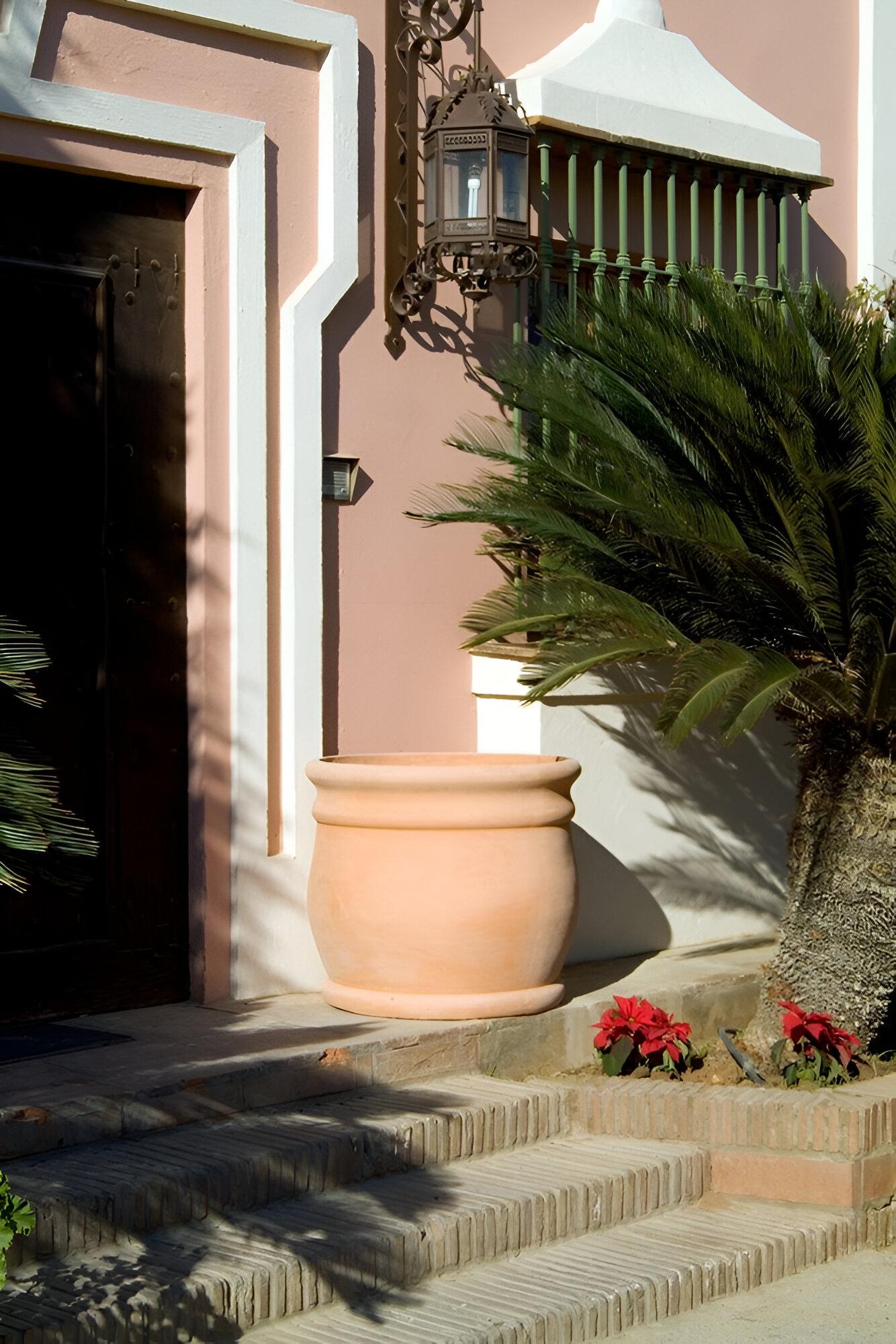 XXI secolo e contemporaneo Fioriere in terracotta sovradimensionate realizzate a mano Design/One con finitura opaca e testurizzata Medio in vendita