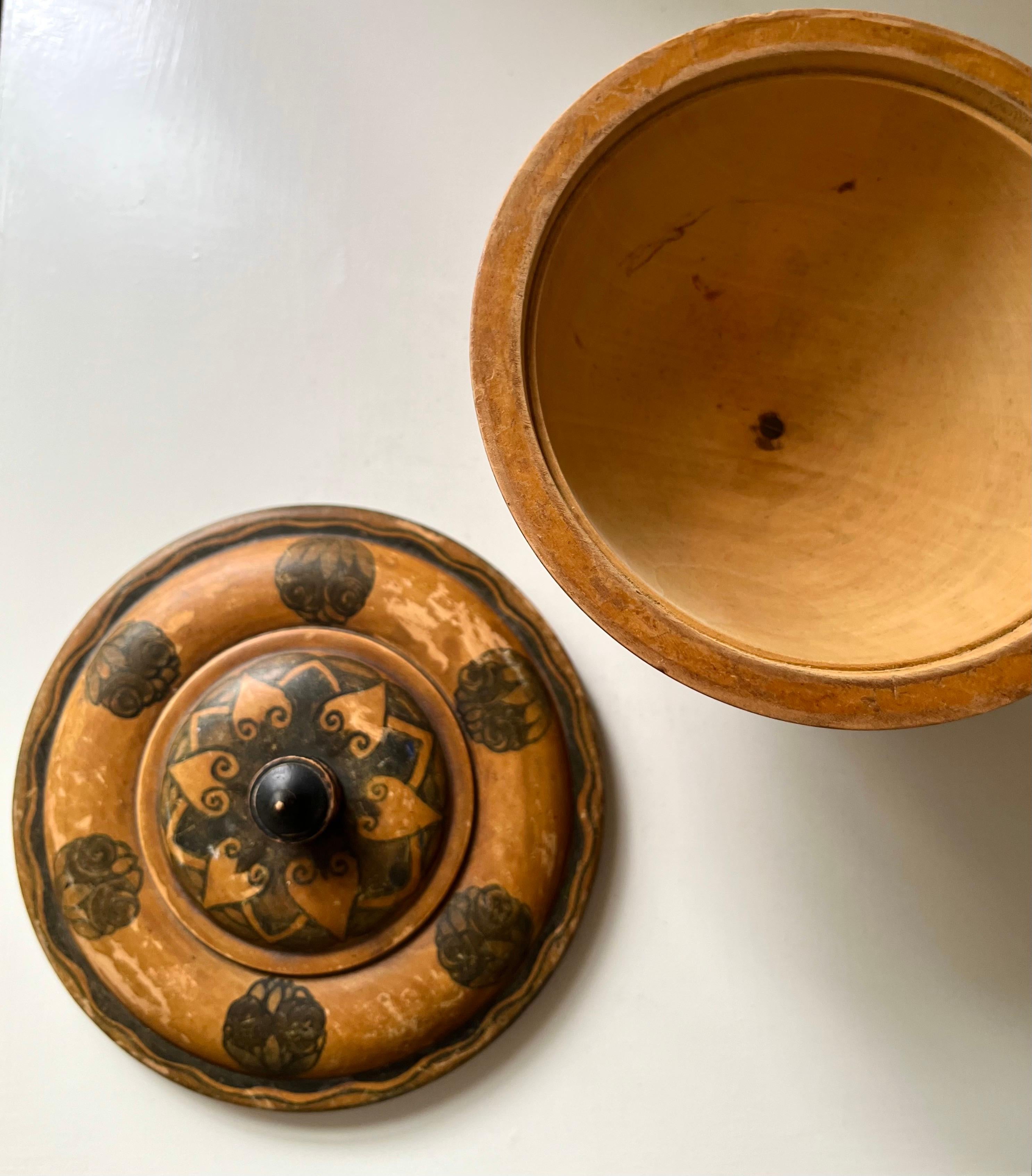 Handcrafted Painted Wooden Lidded Bowl in Art Nouveau Folk Style, Denmark, 1930s For Sale 10
