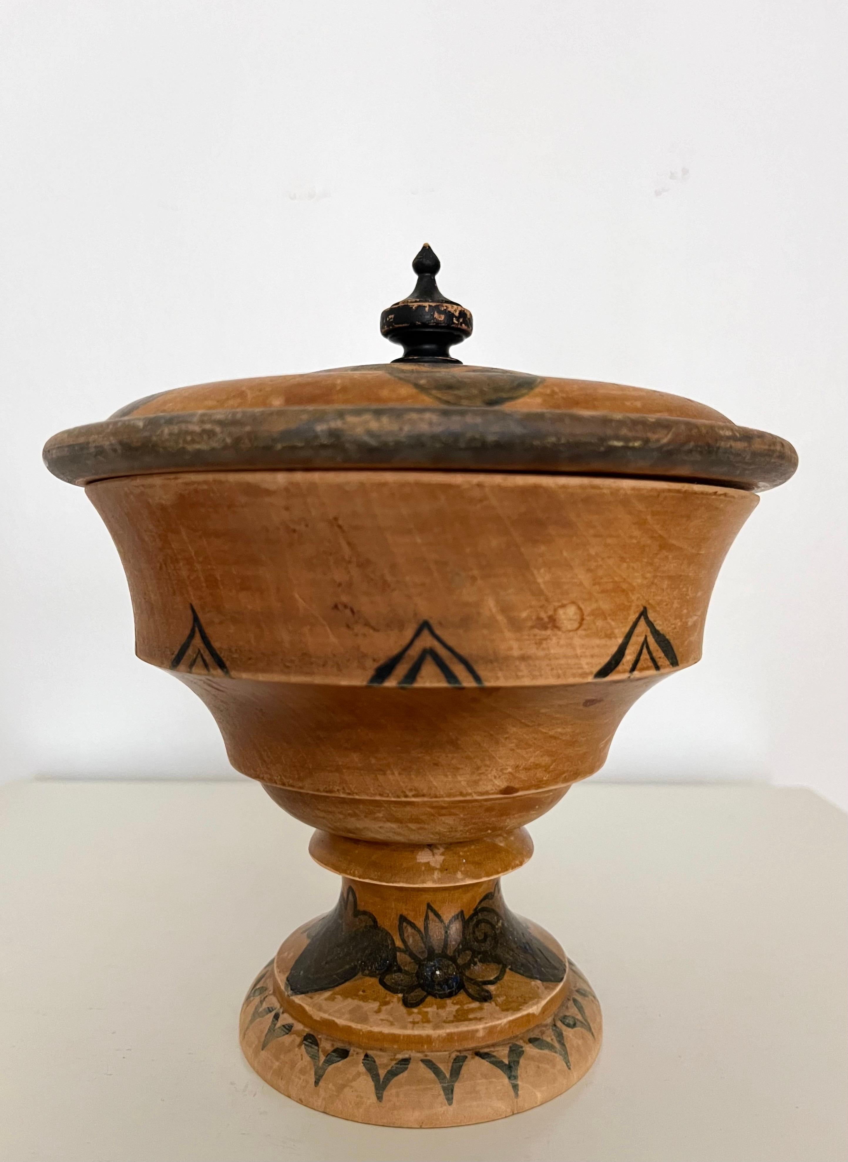 Handcrafted Painted Wooden Lidded Bowl in Art Nouveau Folk Style, Denmark, 1930s For Sale 2