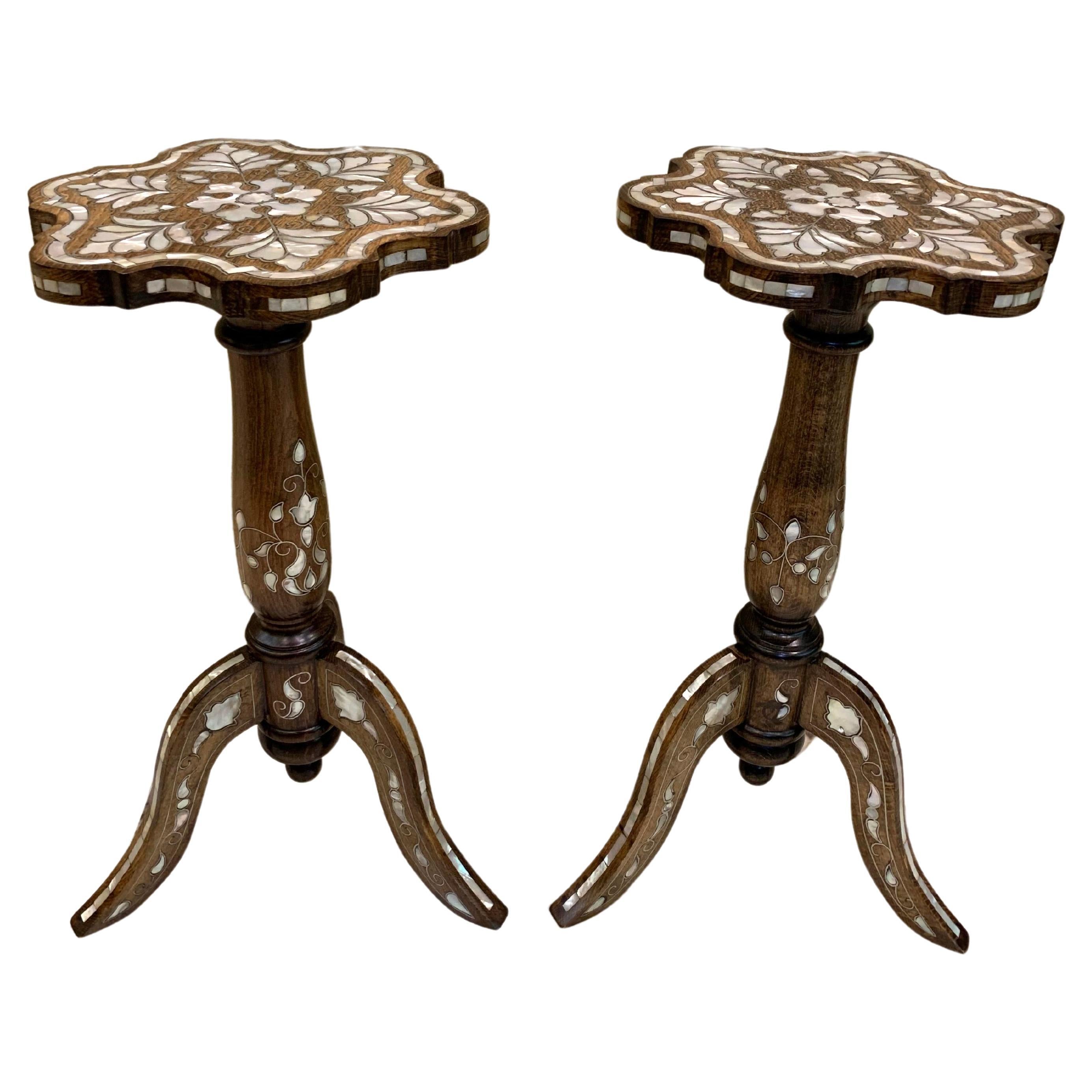Paire de tables basses en bois avec pieds incrustés de nacre, fabriquées à la main en vente