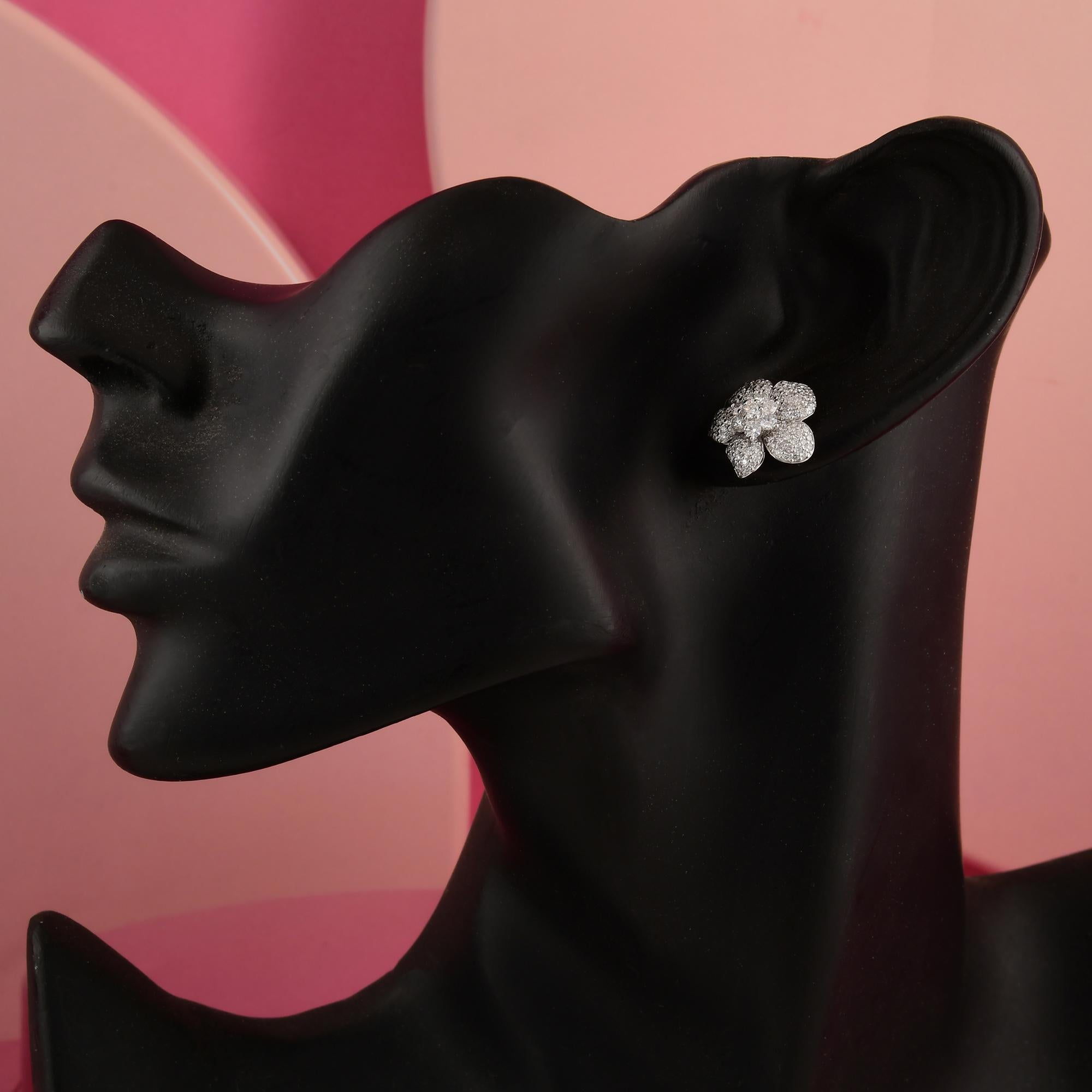 Borchie floreali con diamanti incastonati a mano in oro bianco 14K Tutte le tariffe sono state pagate.
Questi orecchini hanno la forma di un fiore delicato con cinque petali arrotondati, completamente incrostati di diamanti naturali incastonati. Al