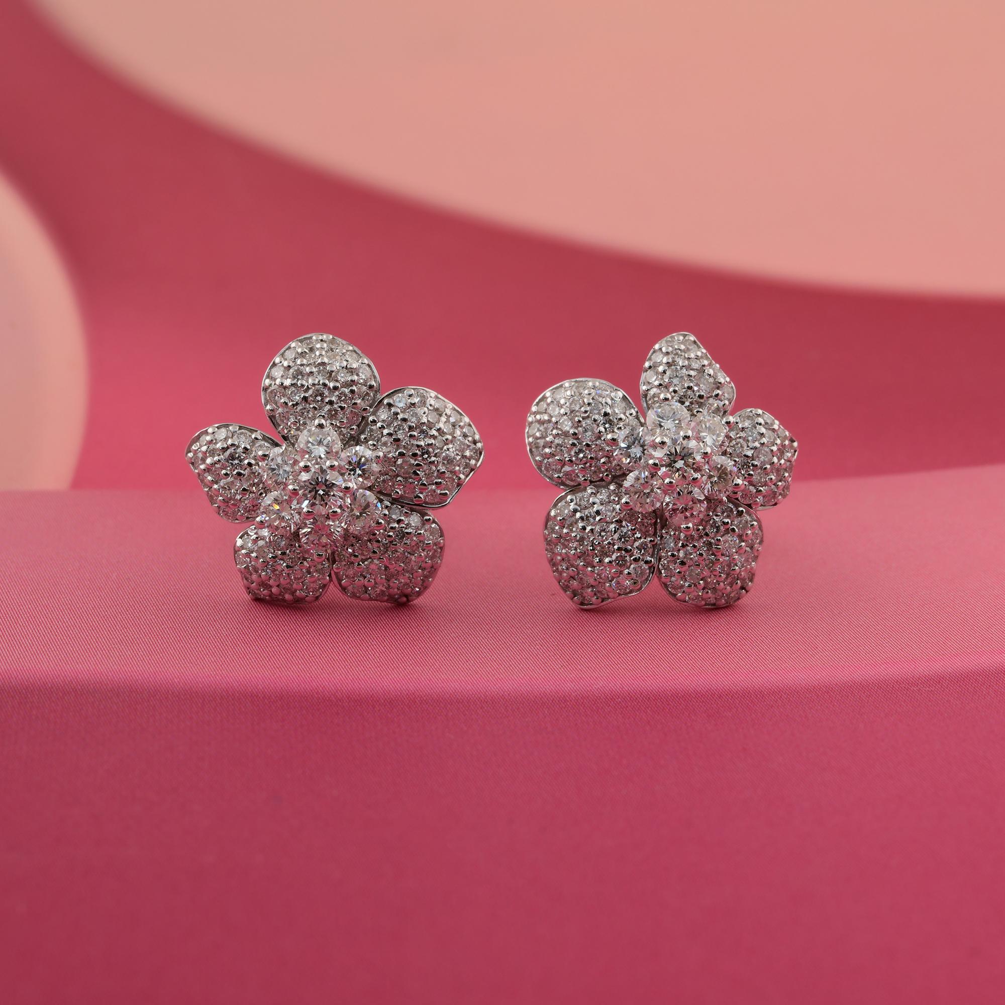 Moderno Borchie floreali con diamanti incastonati a mano in oro bianco 18 carati Tutte le tariffe pagate in vendita