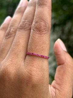 Anillo de oro rosa macizo de 18 quilates con rubíes engastados a mano