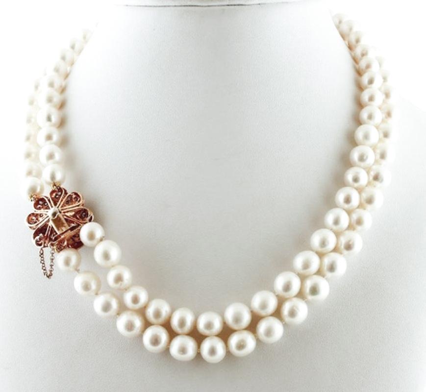 Double-strands Pearl necklace with closure in 9k rose gold and silver flowery structure, studded with colored stones. The pearls display a lovely nacre, lustre, and iridescence
The origin of this necklace goes back to the 1980s, it was totally
