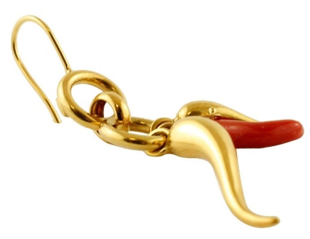 Handgefertigte Ohrringe mit Anhänger aus 18 Karat Gold und Koralle Lucky Horn (Retro) im Angebot