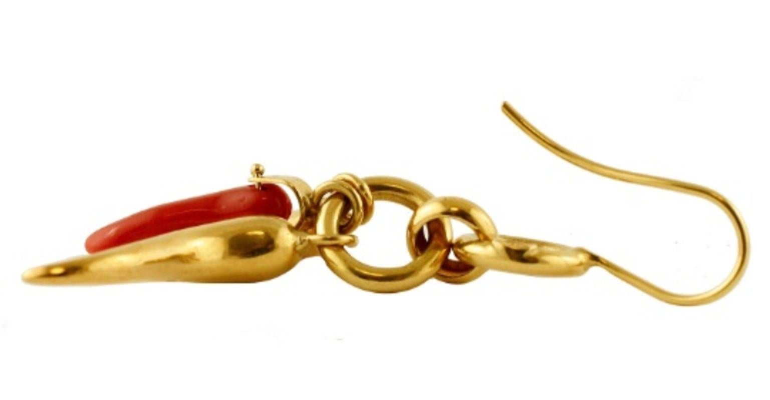 Handgefertigte Ohrringe mit Anhänger aus 18 Karat Gold und Koralle Lucky Horn im Zustand „Gut“ im Angebot in Marcianise, Marcianise (CE)