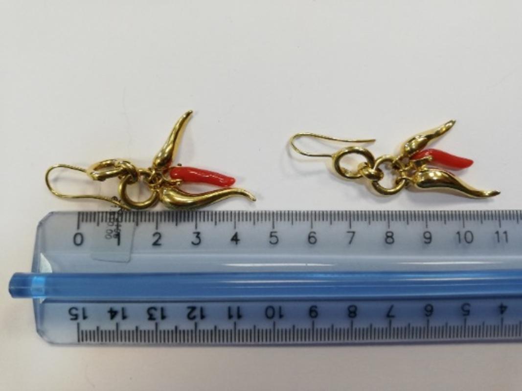 Handgefertigte Ohrringe mit Anhänger aus 18 Karat Gold und Koralle Lucky Horn im Angebot 3