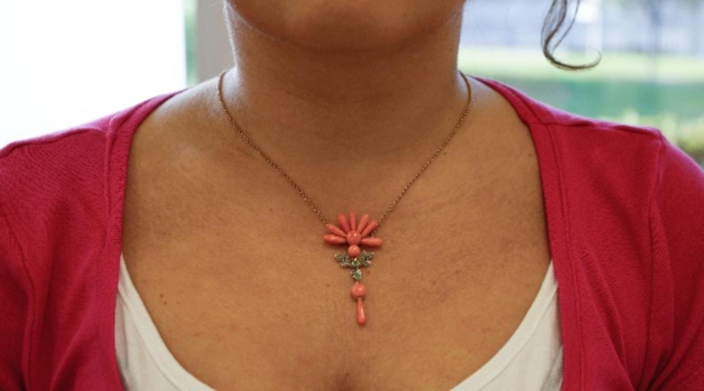 Taille ronde Collier pendentif artisanal en corail, diamants, tsavorite, or rose et argent en vente