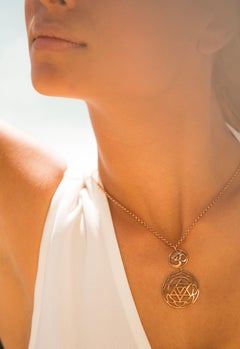 Handgefertigte Anhänger-Halskette mit Baglamuckhi Yantra und Om-Symbol aus 14Kt Gold
