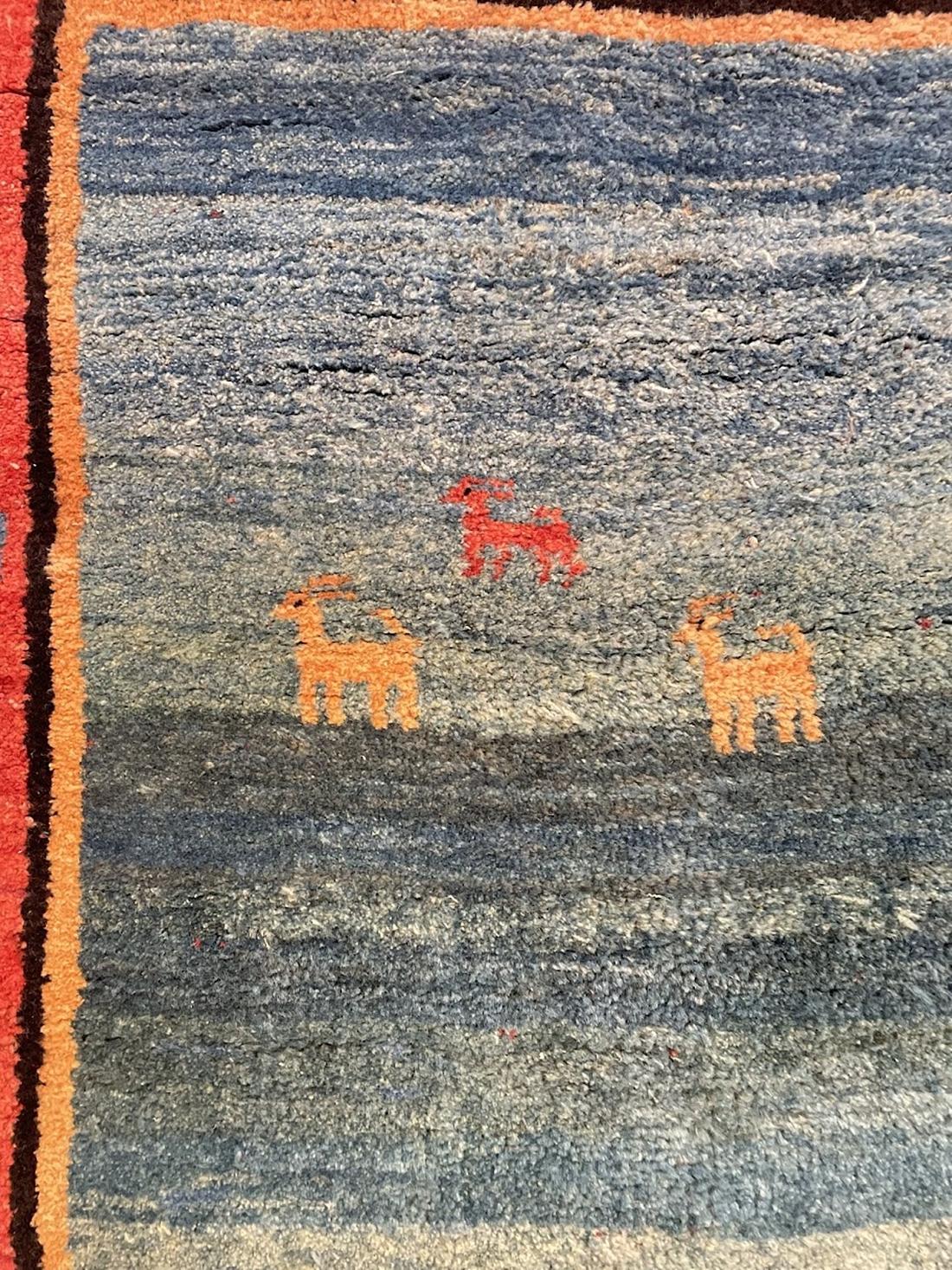 Ein außergewöhnlich schöner, handgefertigter persischer Gabbeh-Teppich aus der Mitte des 20. Jahrhunderts. Der Teppich mit den Maßen 290x210 cm zeigt ein von Nomaden und Landschaften inspiriertes Design, das die reichen Traditionen der persischen