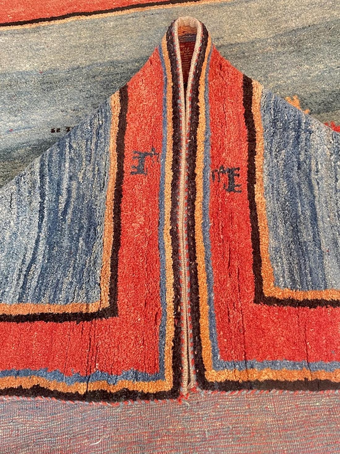 Handcrafted Persian Gabbeh Carpet Mitte des 20. Jahrhunderts (Wolle) im Angebot