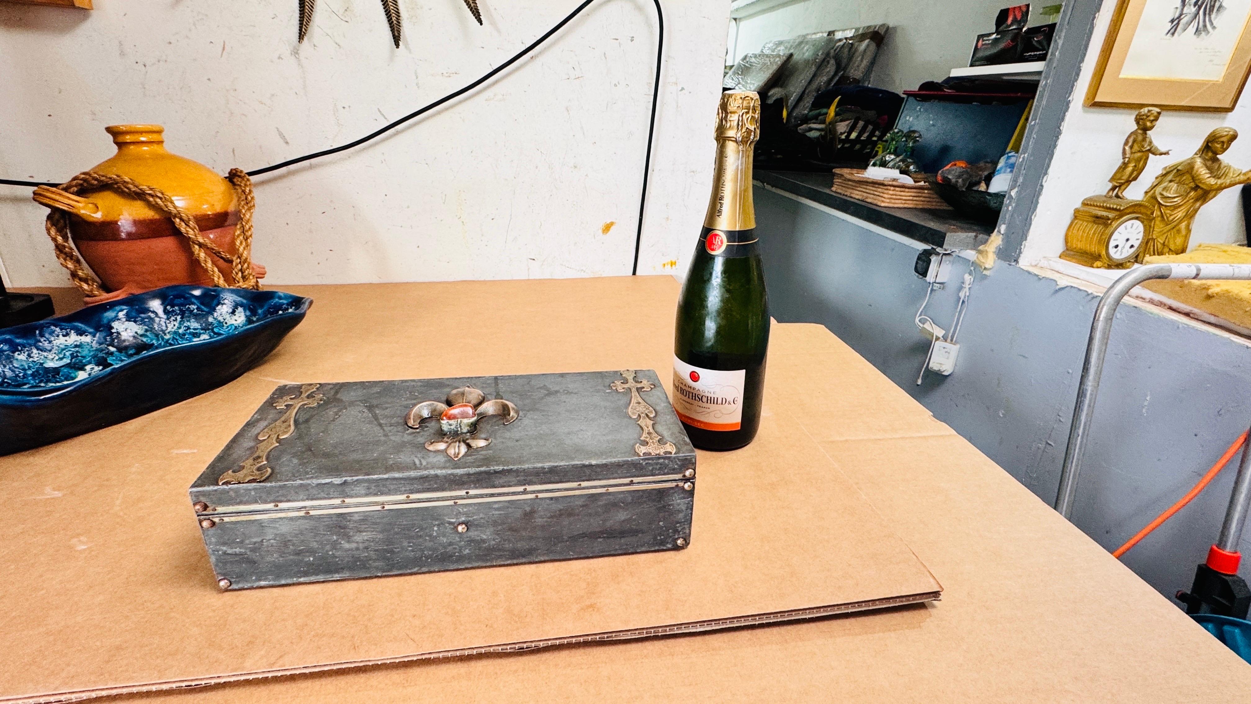 Caja de puros artesanal de estaño con incrustaciones de latón, motivo de flor de lis, Francia, años 70
Esta excepcional caja de puros hecha a mano, fabricada en Francia en la década de 1970 por un maestro artesano especializado en la artesanía de