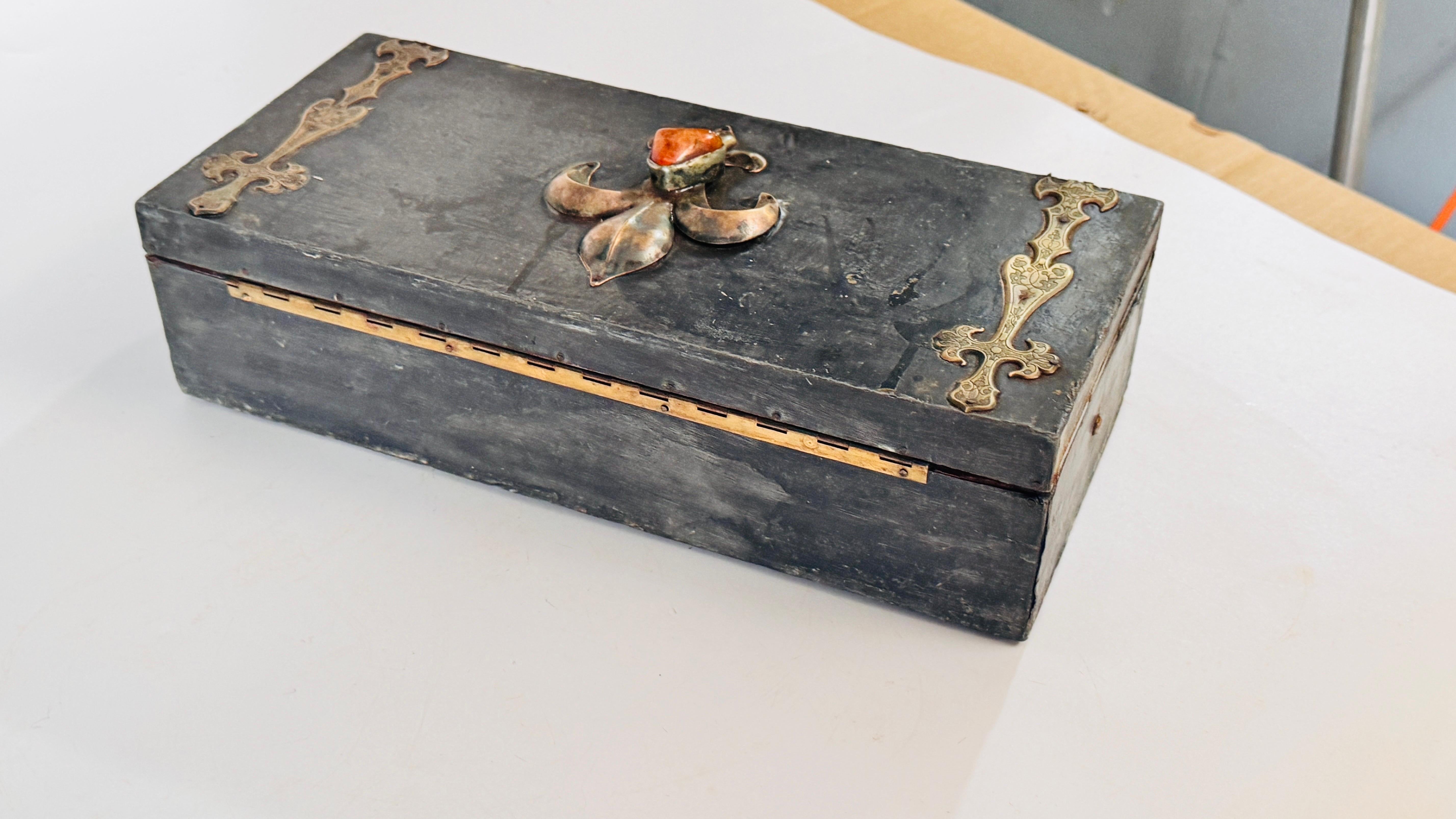 Caja de puros artesanal de estaño con incrustaciones de latón, motivo de flor de lis, años 70 Franc Francés en venta