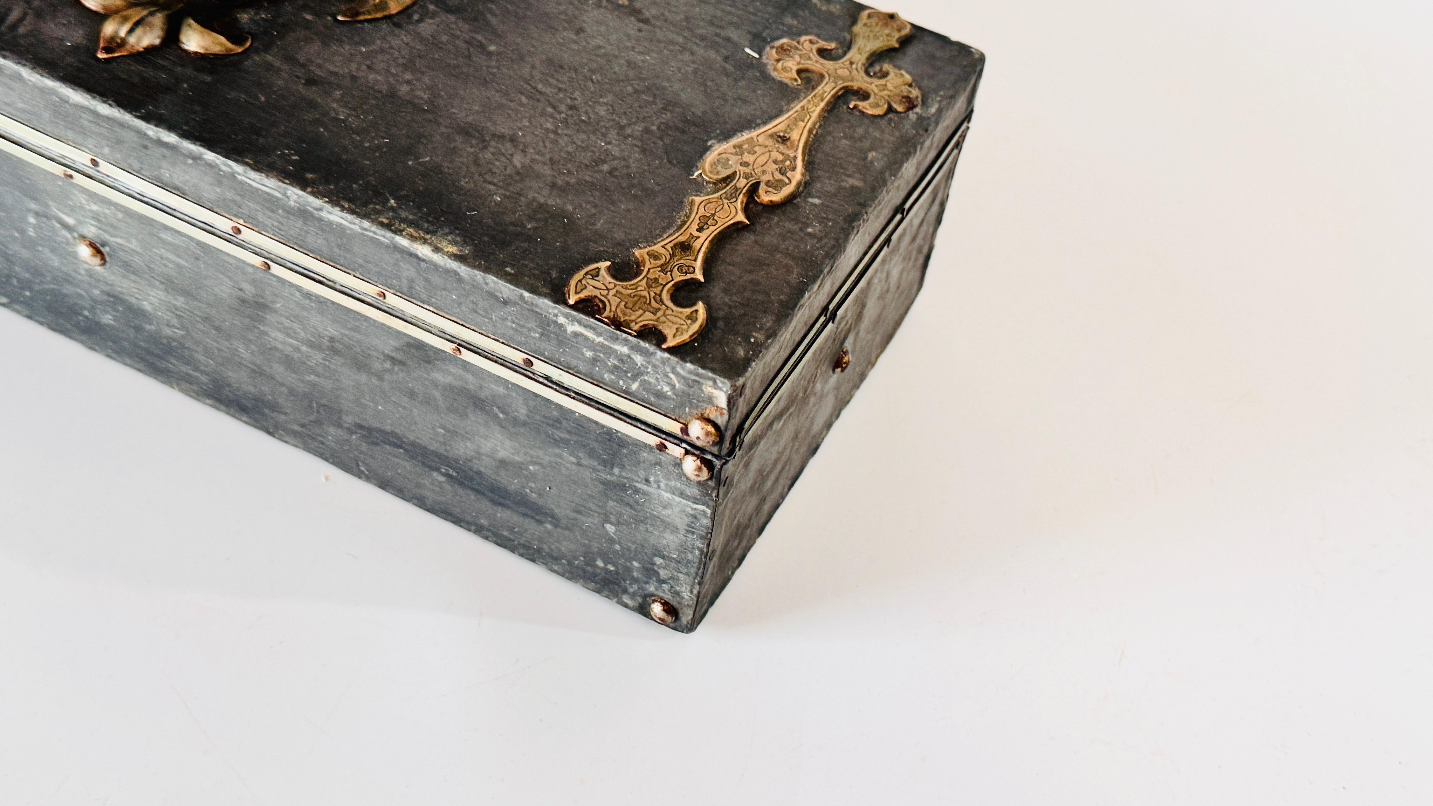 Caja de puros artesanal de estaño con incrustaciones de latón, motivo de flor de lis, años 70 Franc en Bueno estado para la venta en Auribeau sur Siagne, FR