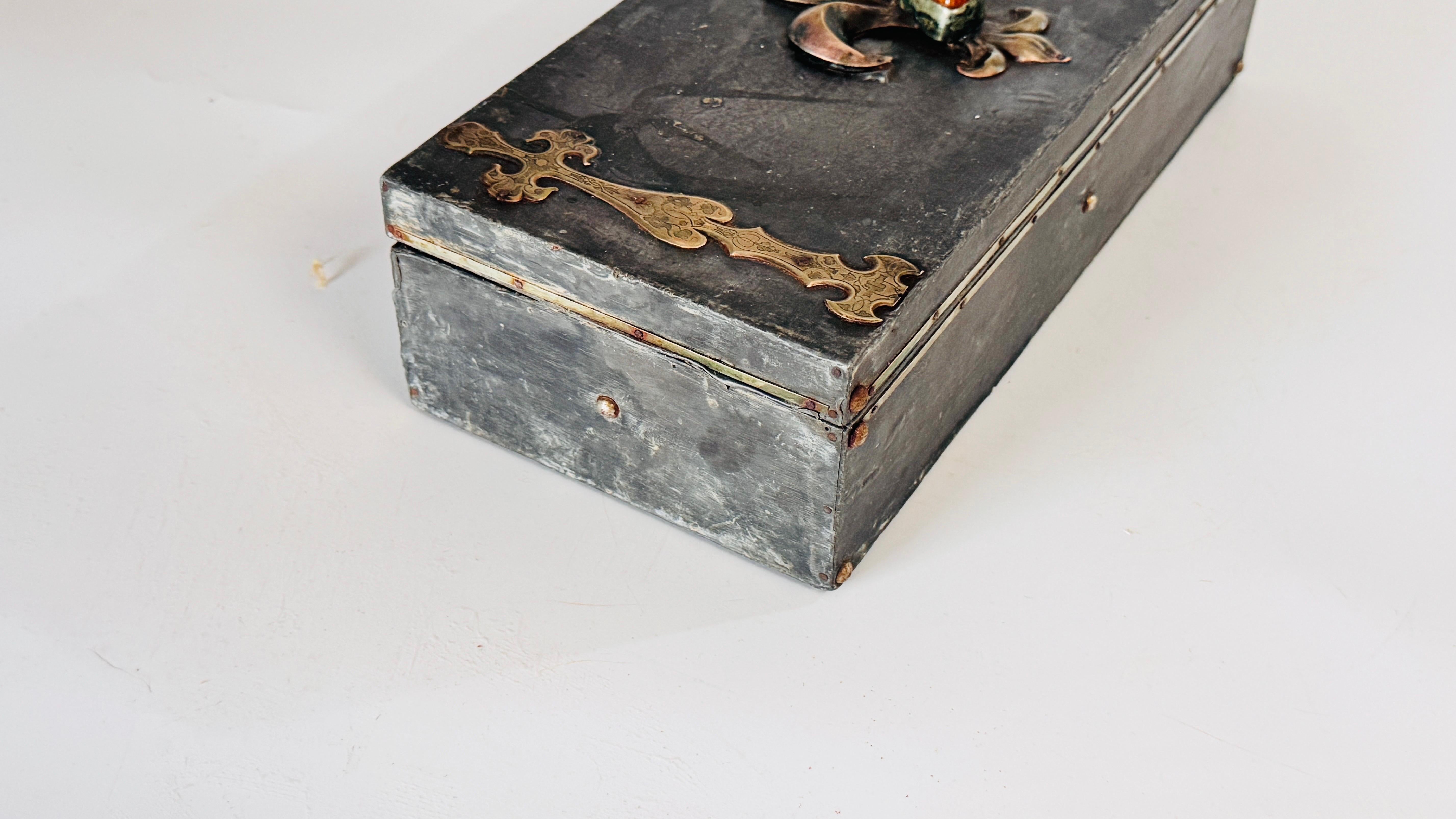 Caja de puros artesanal de estaño con incrustaciones de latón, motivo de flor de lis, años 70 Franc finales del siglo XX en venta