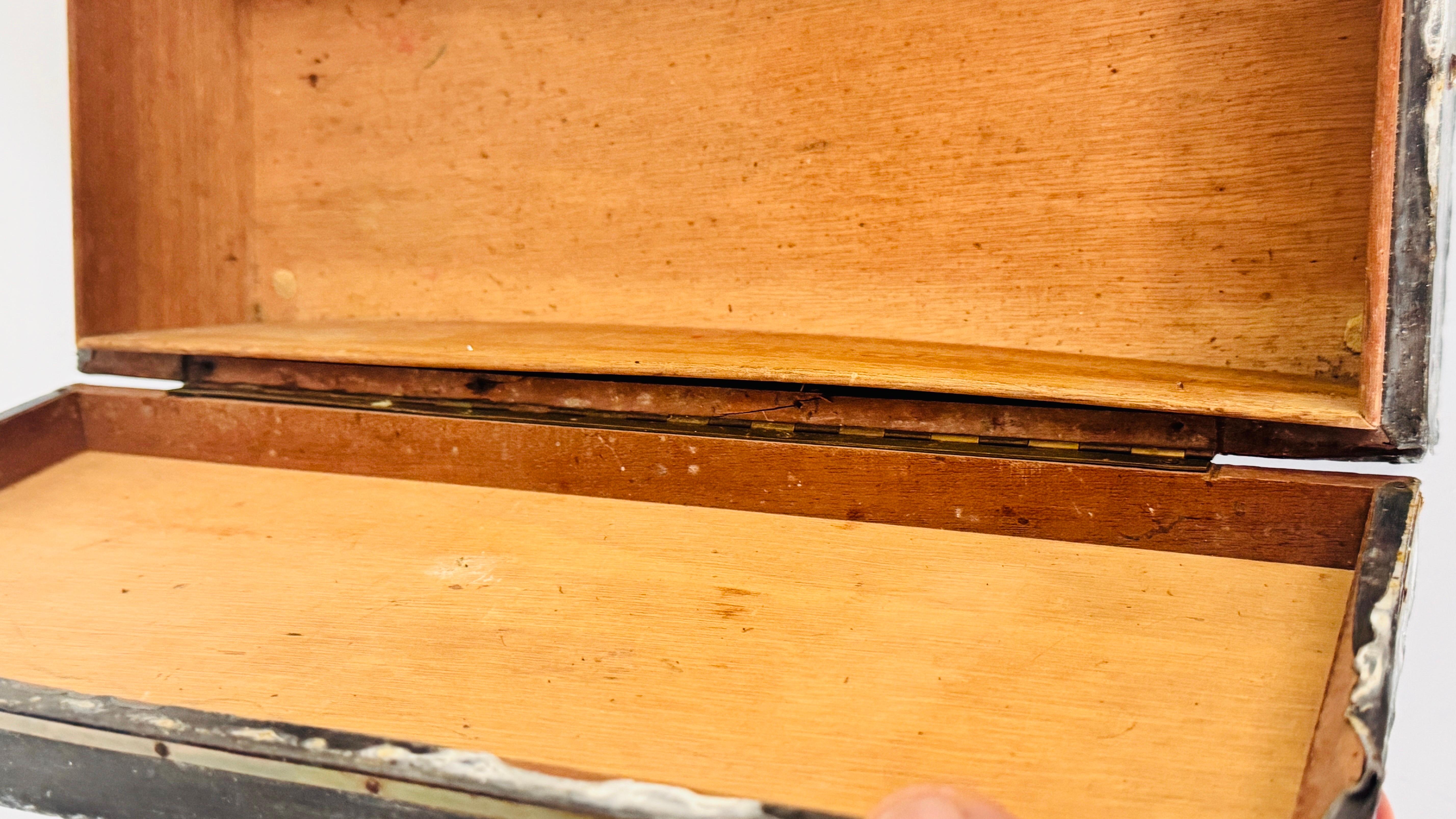 Caja de puros artesanal de estaño con incrustaciones de latón, motivo de flor de lis, años 70 Franc en venta 1