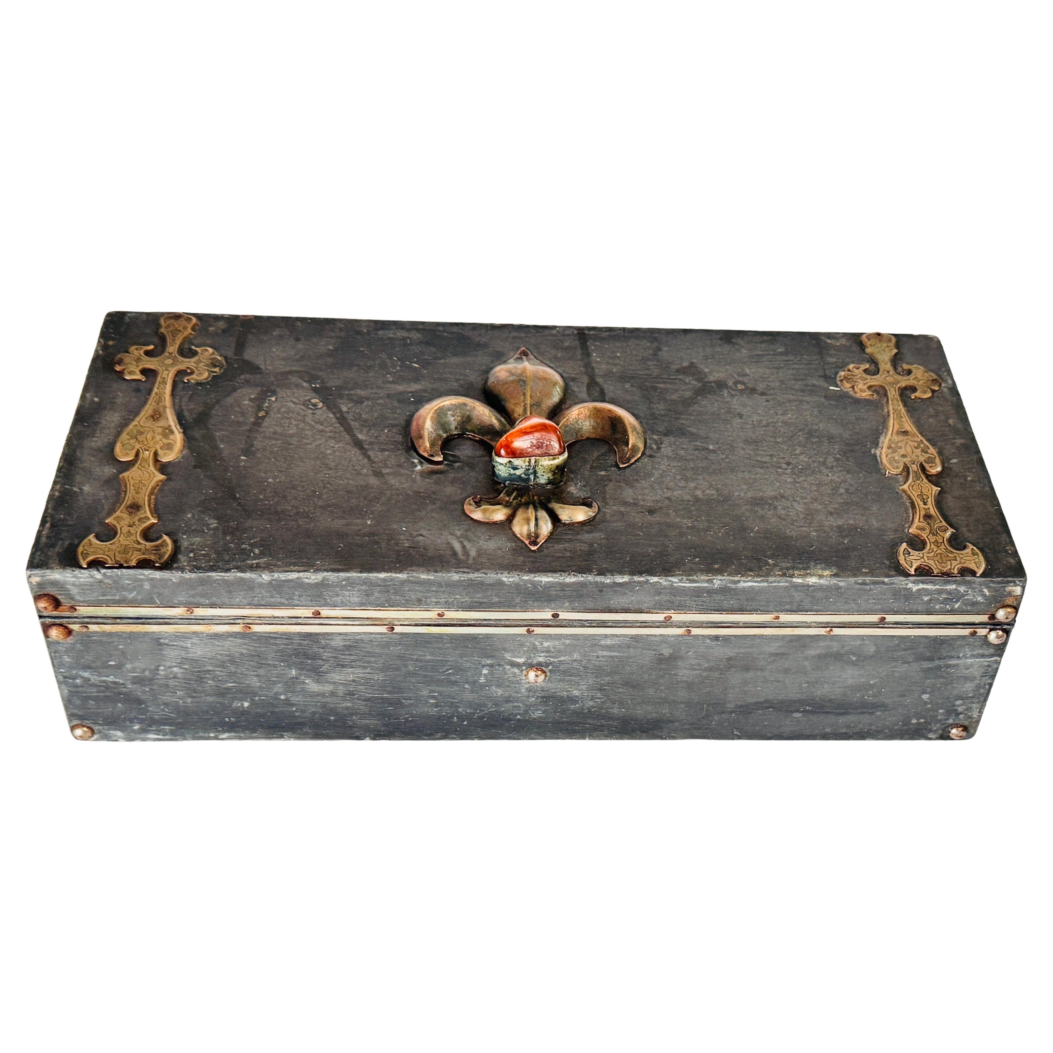 Caja de puros artesanal de estaño con incrustaciones de latón, motivo de flor de lis, años 70 Franc en venta