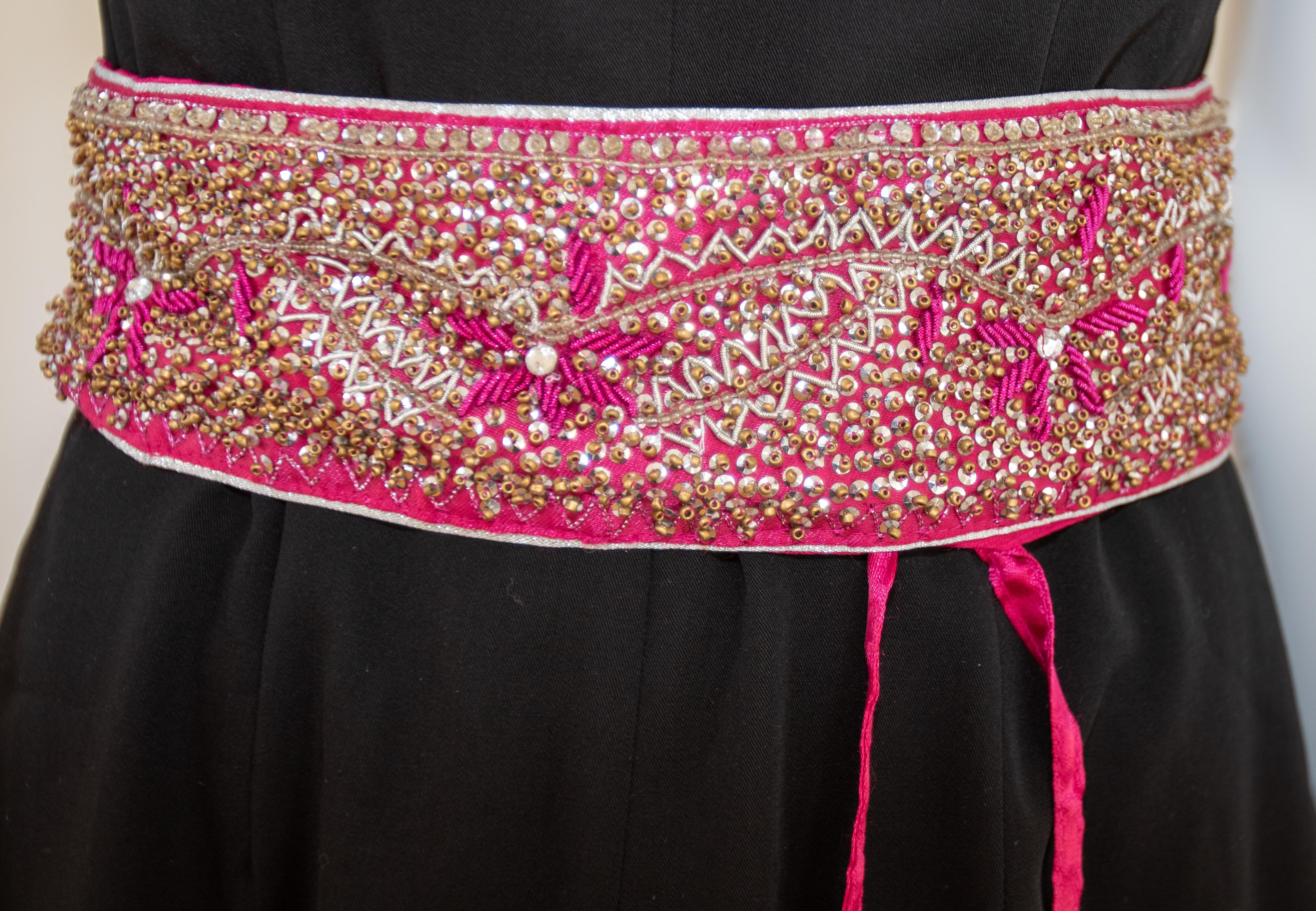 Handgefertigter rosa böhmischer Gürtel mit böhmischer Taille, bestickt auf Seide  (Braun) im Angebot