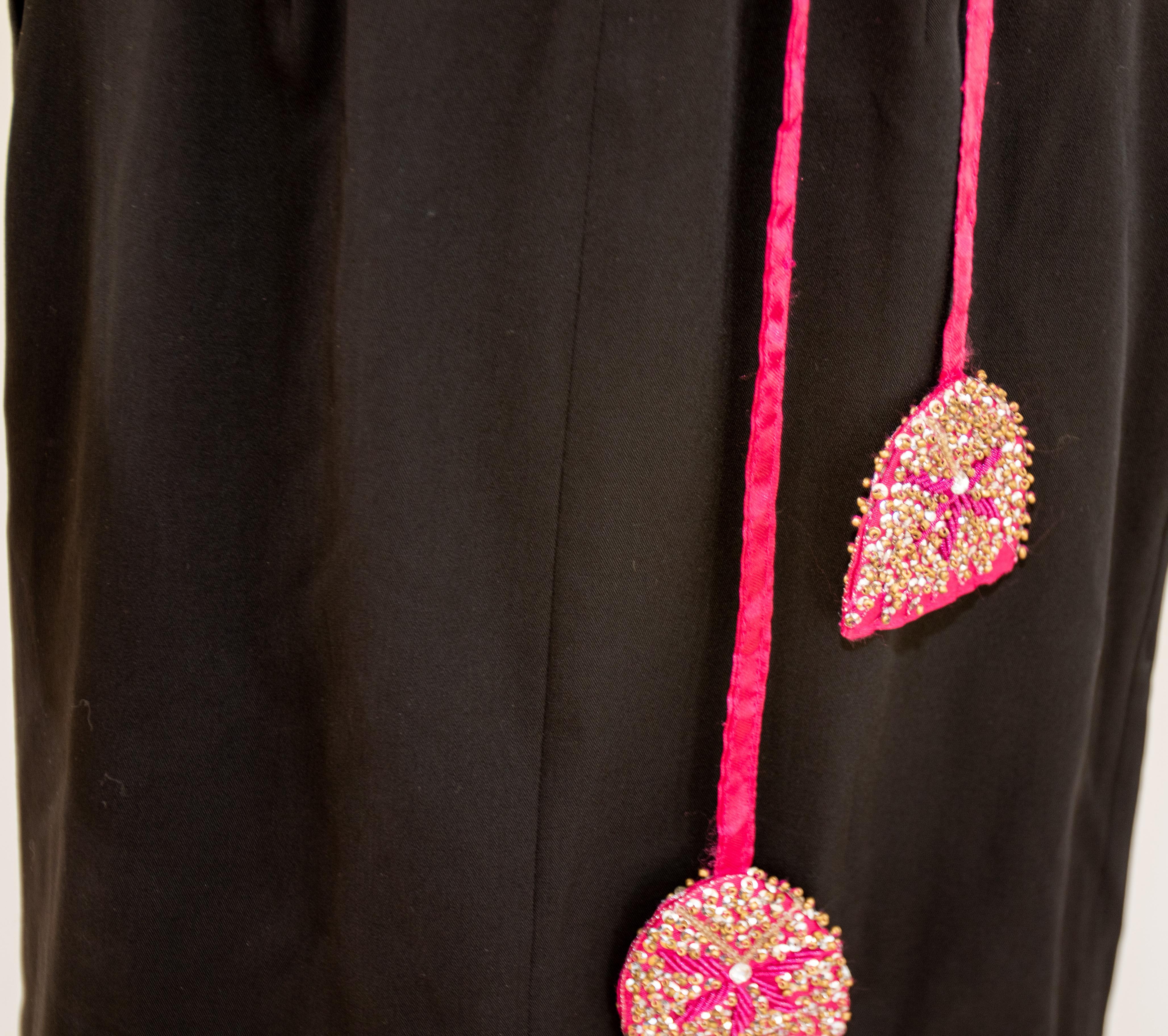 Handgefertigter rosa böhmischer Gürtel mit böhmischer Taille, bestickt auf Seide  im Zustand „Gut“ im Angebot in North Hollywood, CA