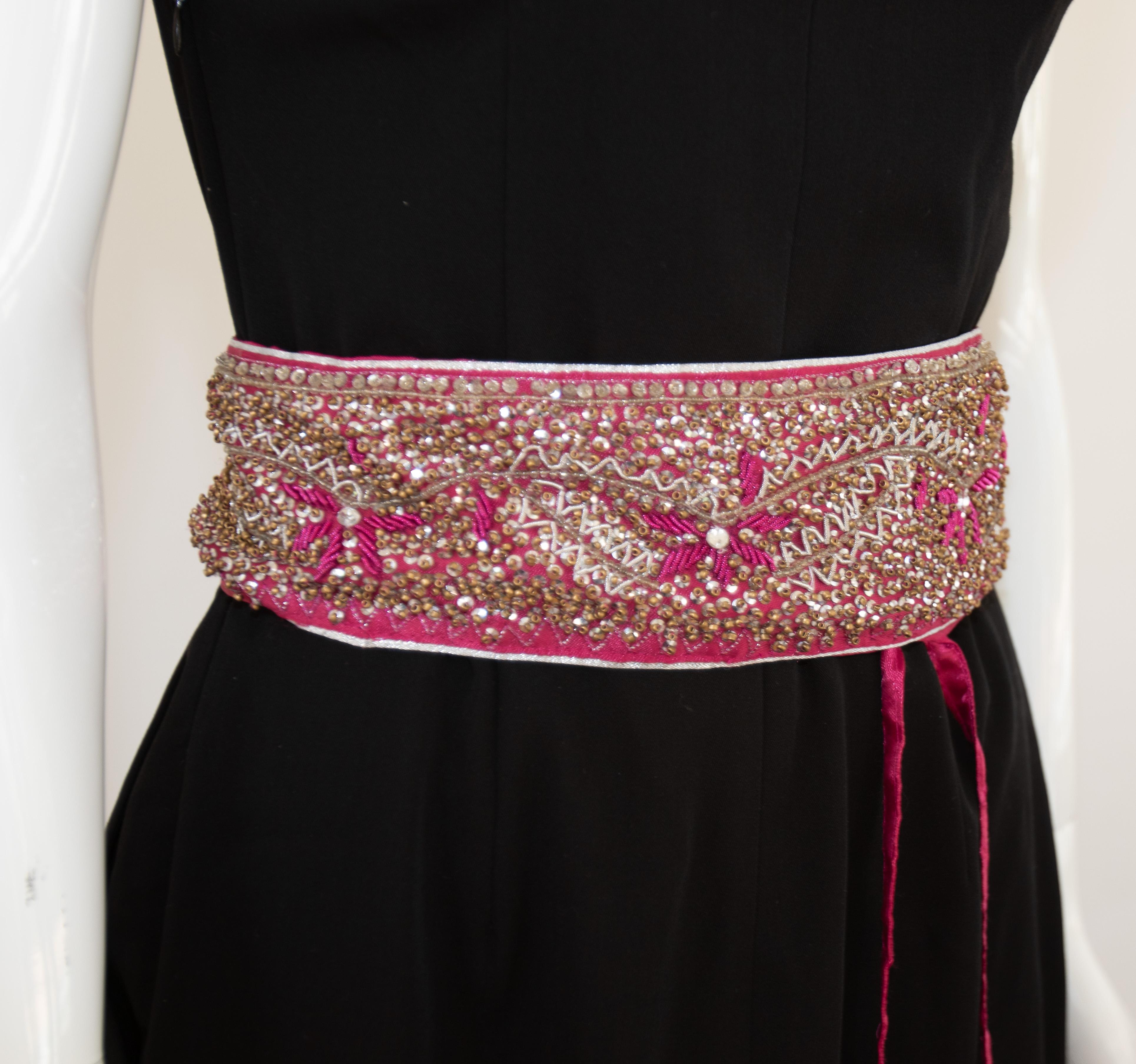 Handgefertigter rosa böhmischer Gürtel mit böhmischer Taille, bestickt auf Seide  für Damen oder Herren im Angebot